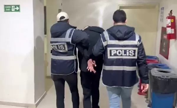  İzmir'in Bornova ilçesinde meydana gelen trajik olayda, bir eğlence mekanında çıkan ters bakma kavgası sonucunda 23 yaşındaki Yiğit Yılmaz başından tabancayla vurularak hayatını kaybetti.