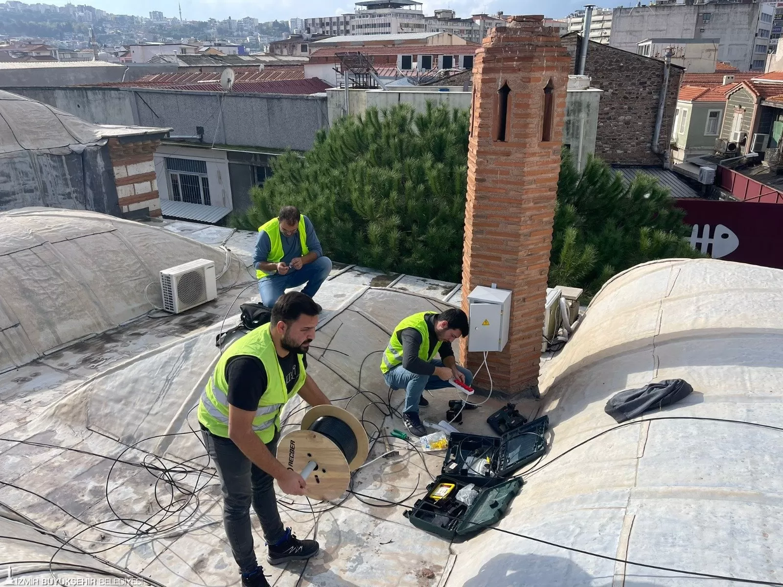 İzmir Büyükşehir Belediyesi, tarihi Kemeraltı çarşısında dev bir dönüşümü başlatarak, altyapıdan üstyapıya kadar geniş kapsamlı bir yenileme çalışması gerçekleştiriyor.