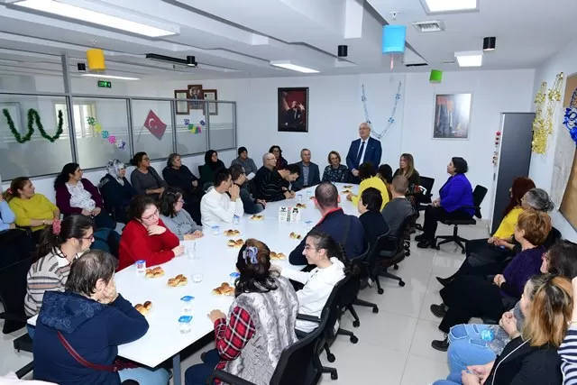 Karabağlar Belediyesi, Karabağlar Kent Konseyi ve Karabağlar Belediyesi Spor Kulübü Derneği iş birliğinde engelli çocuklara eşofman takımı ve spor ayakkabısı hediye etti. 