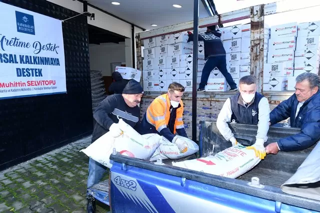 Karabağlar Belediyesi, ilçeye bağlı Kavacık, Tırazlı ve Uzundere'de tarımsal üretimi ve kırsal kalkınmayı desteklemek için gübre ve bordo bulamacı desteğinde bulundu. 