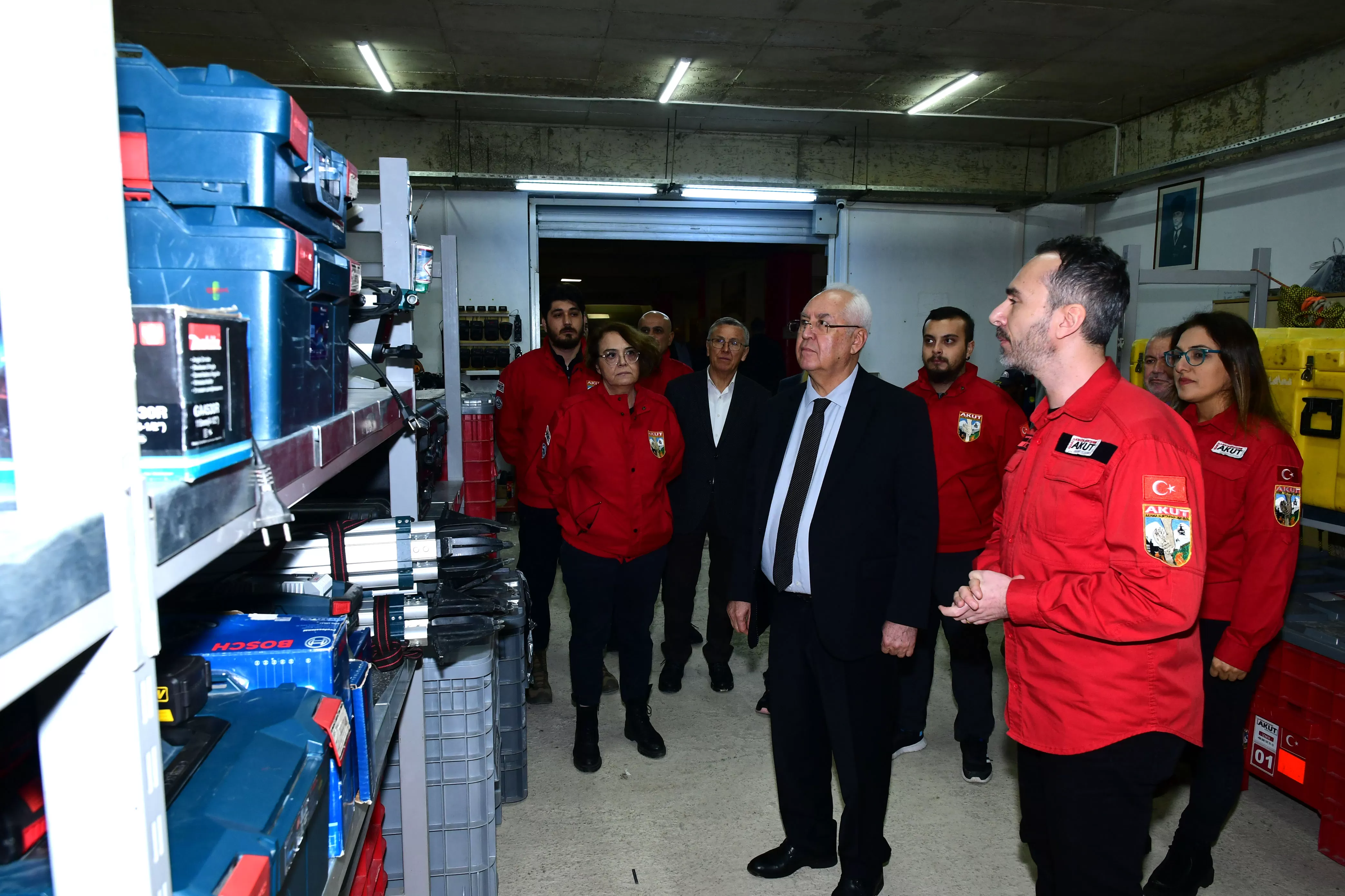 Karabağlar Belediyesi, olası bir depreme hazırlıklı olmak amacıyla "Mahalle Afet Gönüllüleri" projesini hayata geçirdi.