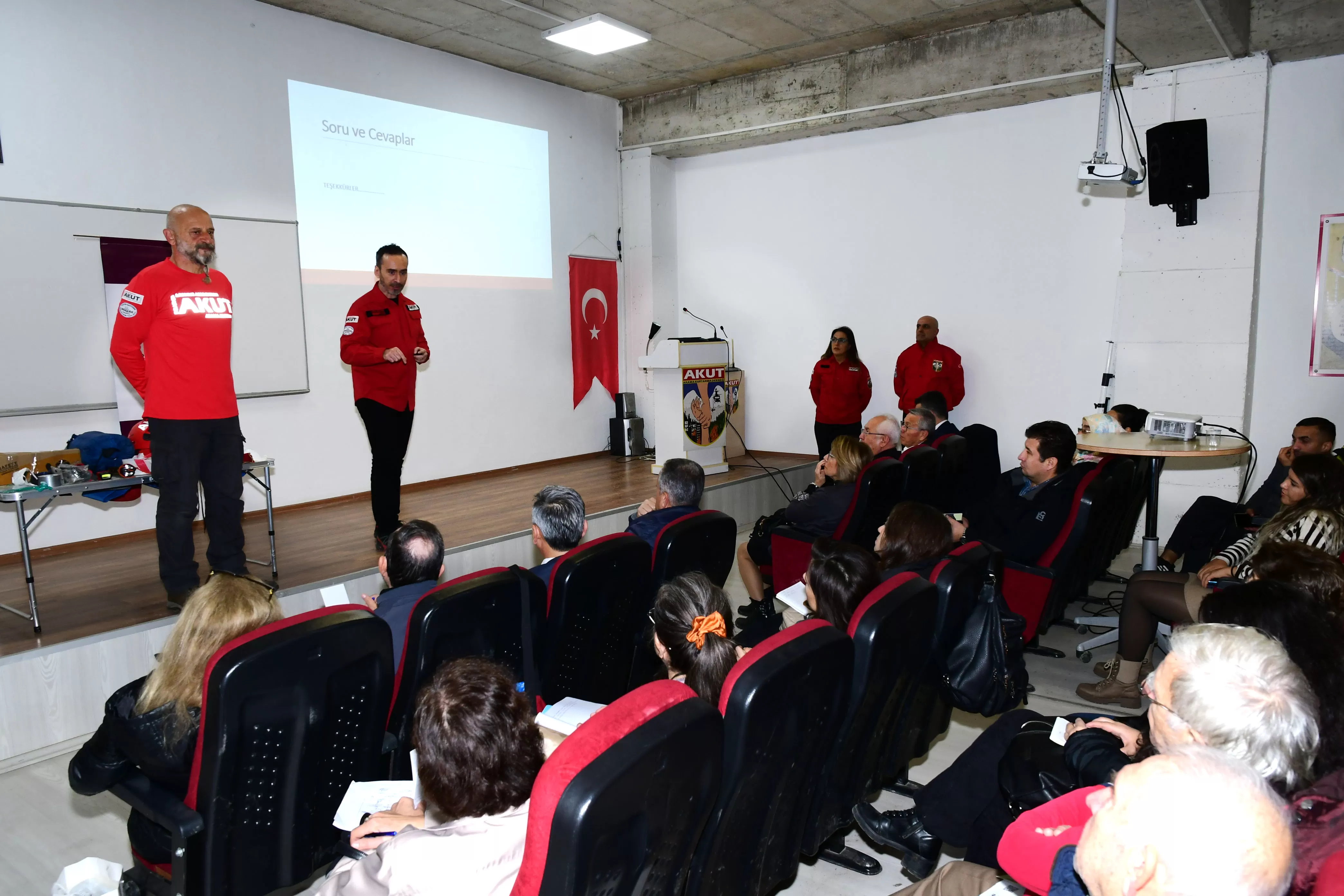 Karabağlar Belediyesi, olası bir depreme hazırlıklı olmak amacıyla "Mahalle Afet Gönüllüleri" projesini hayata geçirdi.