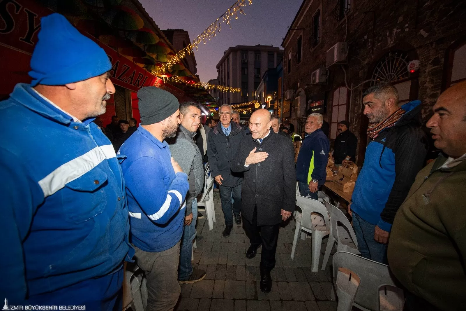 İzmir Büyükşehir Belediye Başkanı Tunç Soyer, tarihinin en büyük altyapı ve üst yapı yatırımları ile yenilenen Kemeraltı Çarşısı'nda incelemelerde bulundu.