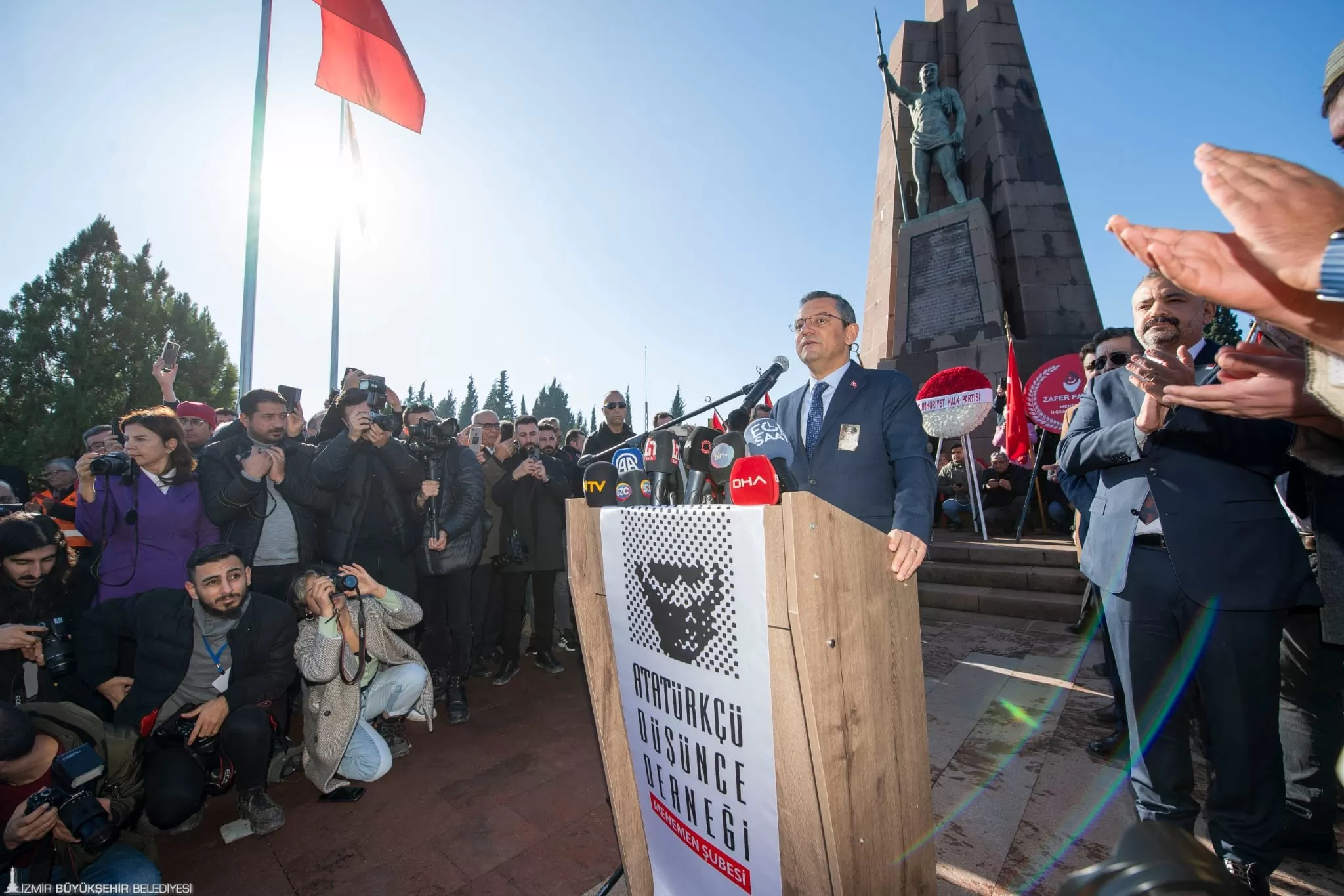 Türkiye Cumhuriyeti'nin ilk devrim şehitleri Asteğmen Mustafa Fehmi Kubilay ve silah arkadaşları, katledilişlerinin 93'üncü yıldönümünde İzmir'in Menemen ilçesinde düzenlenen törenle anıldı.