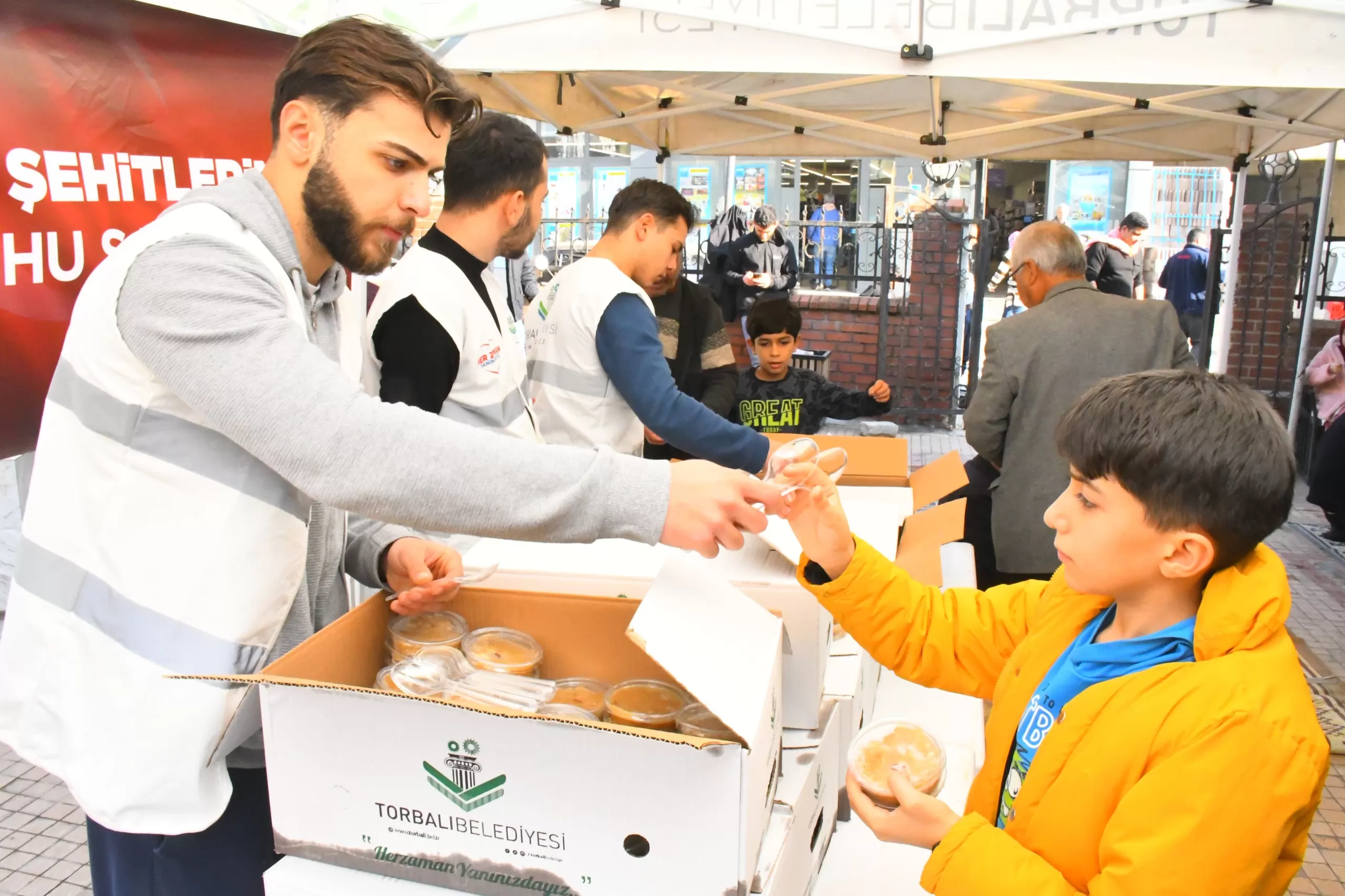 Torbalı Belediyesi, Pençe-Kilit Harekâtında şehit olan 12 asker için ilçedeki camilerde Cuma namazı sonrasında helva ikramında bulundu.