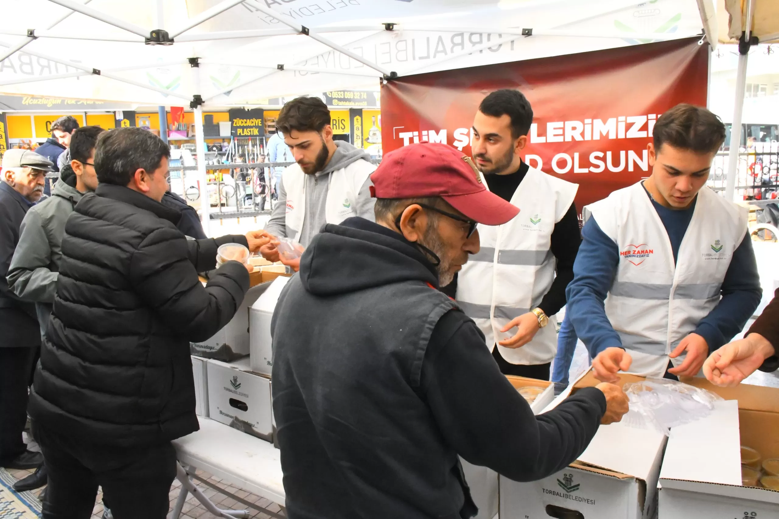 Torbalı Belediyesi, Pençe-Kilit Harekâtında şehit olan 12 asker için ilçedeki camilerde Cuma namazı sonrasında helva ikramında bulundu.