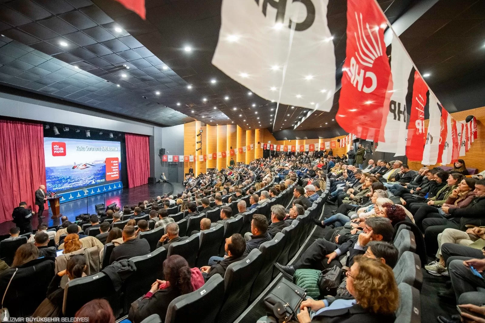 Tunç Soyer, CHP İzmir İl Başkanlığı tarafından organize edilen toplantıda, 2019 yılından bu yana görev yaptığı süre zarfında gerçekleştirdiği icraatlarını anlattı.