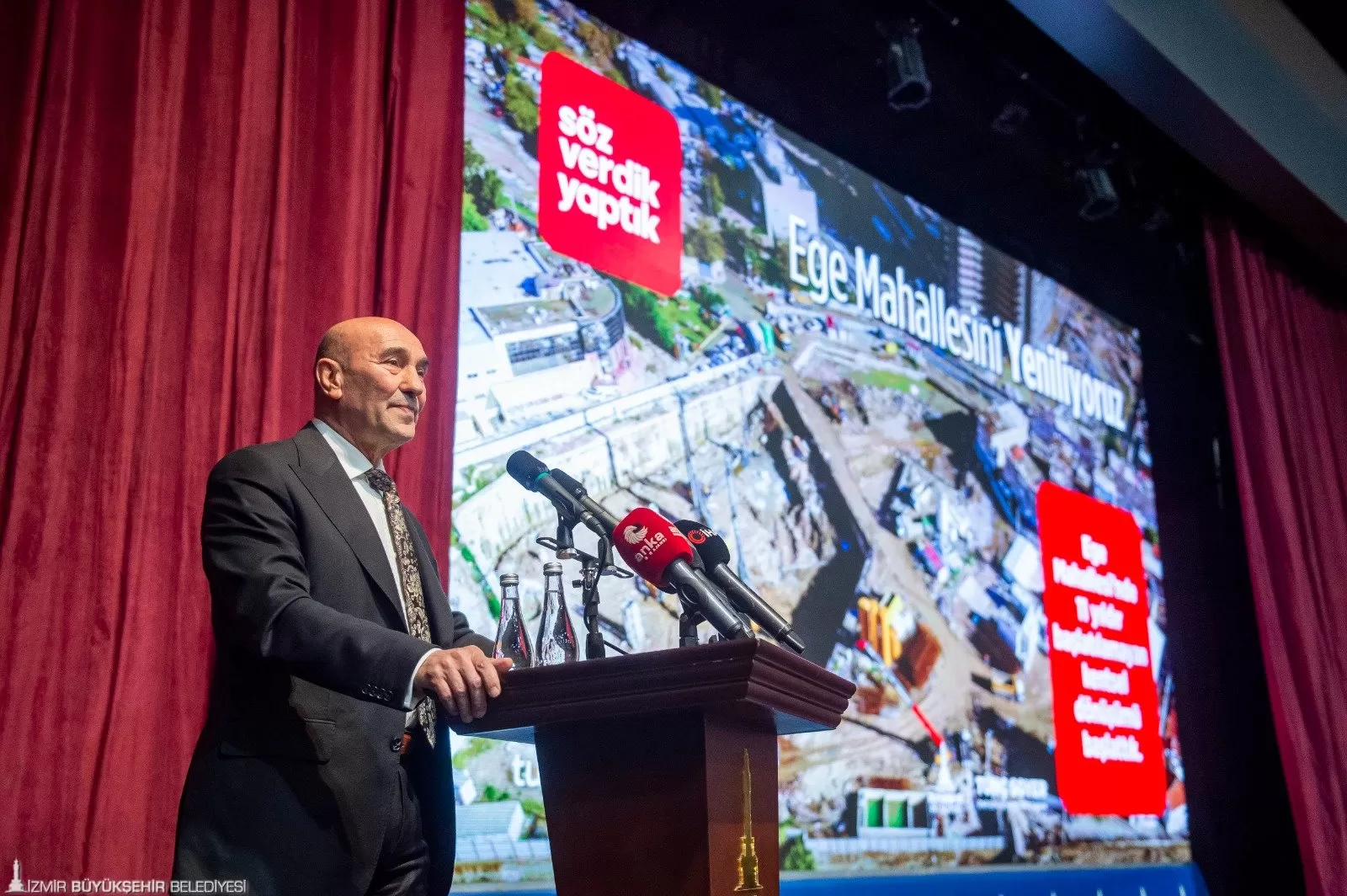 Tunç Soyer, CHP İzmir İl Başkanlığı tarafından organize edilen toplantıda, 2019 yılından bu yana görev yaptığı süre zarfında gerçekleştirdiği icraatlarını anlattı.