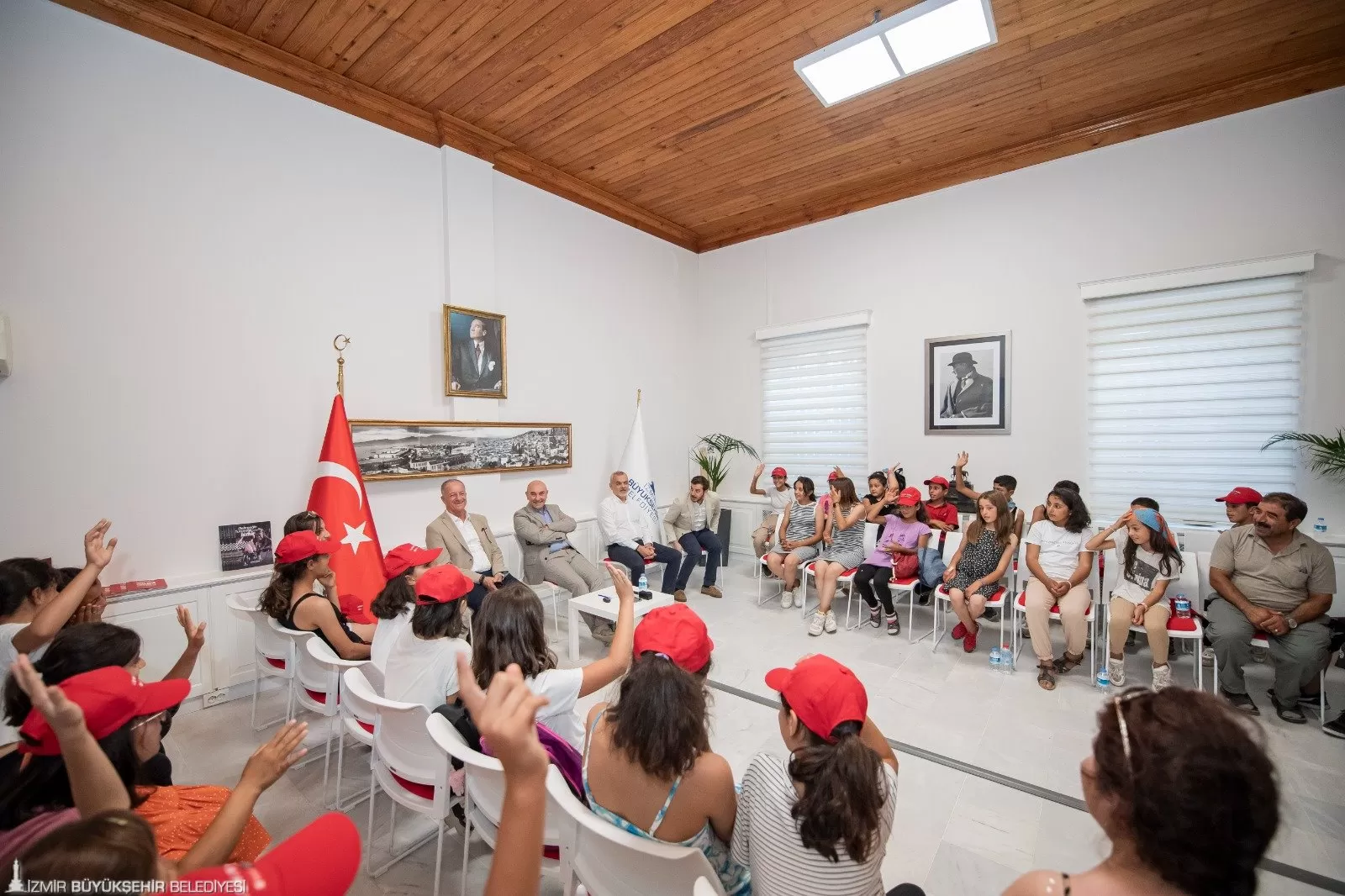 İzmir Büyükşehir Belediye Başkanı Tunç Soyer, Adıyaman’dan 5 günlük tatil ve gezi programı için davet ettiği 39 depremzede çocukla bir araya geldi.