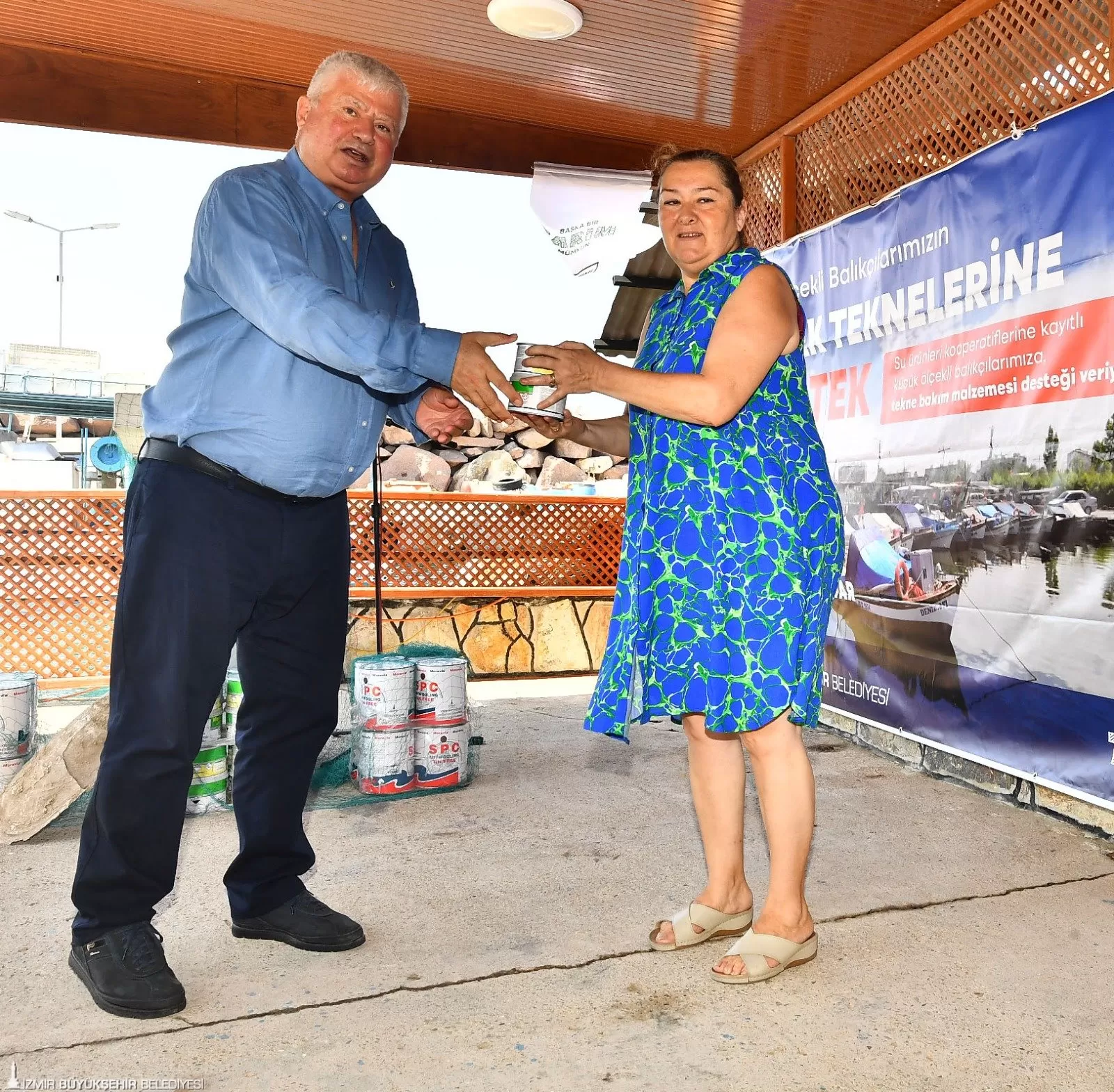 İzmir Büyükşehir Belediyesi yaklaşan av sezonu öncesi, artan girdi maliyetleri nedeniyle zor günler geçiren balıkçılara destek oldu.