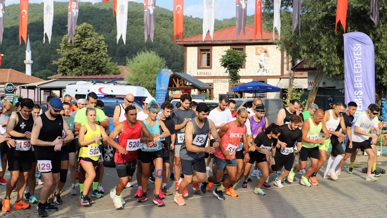 Ödemiş Belediyesi’nin Zafer Haftası’nda düzenlediği Spor Etkinlikleri çerçevesinde yeryüzü cenneti Gölcük Yaylası’nda Yol Koşusu ve Bisiklet Yarışı düzenlendi.