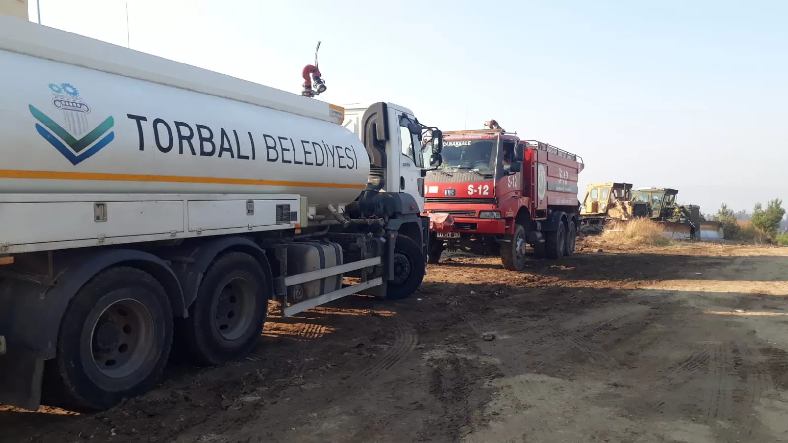 Dün öğle saatlerinde Çanakkale Damyeri mevkiinde başlayarak halen devam eden yangının söndürülme çalışmalarına destek için dün gece ilçeden yola çıktı.