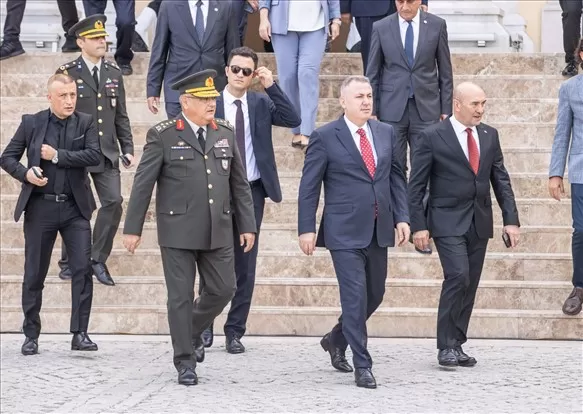 İzmir’in işgalden kurtuluşunun 101. yıldönümü kutlamaları kapsamında Konak Atatürk Meydanı’nda temsili bayrak töreni yapıldı.