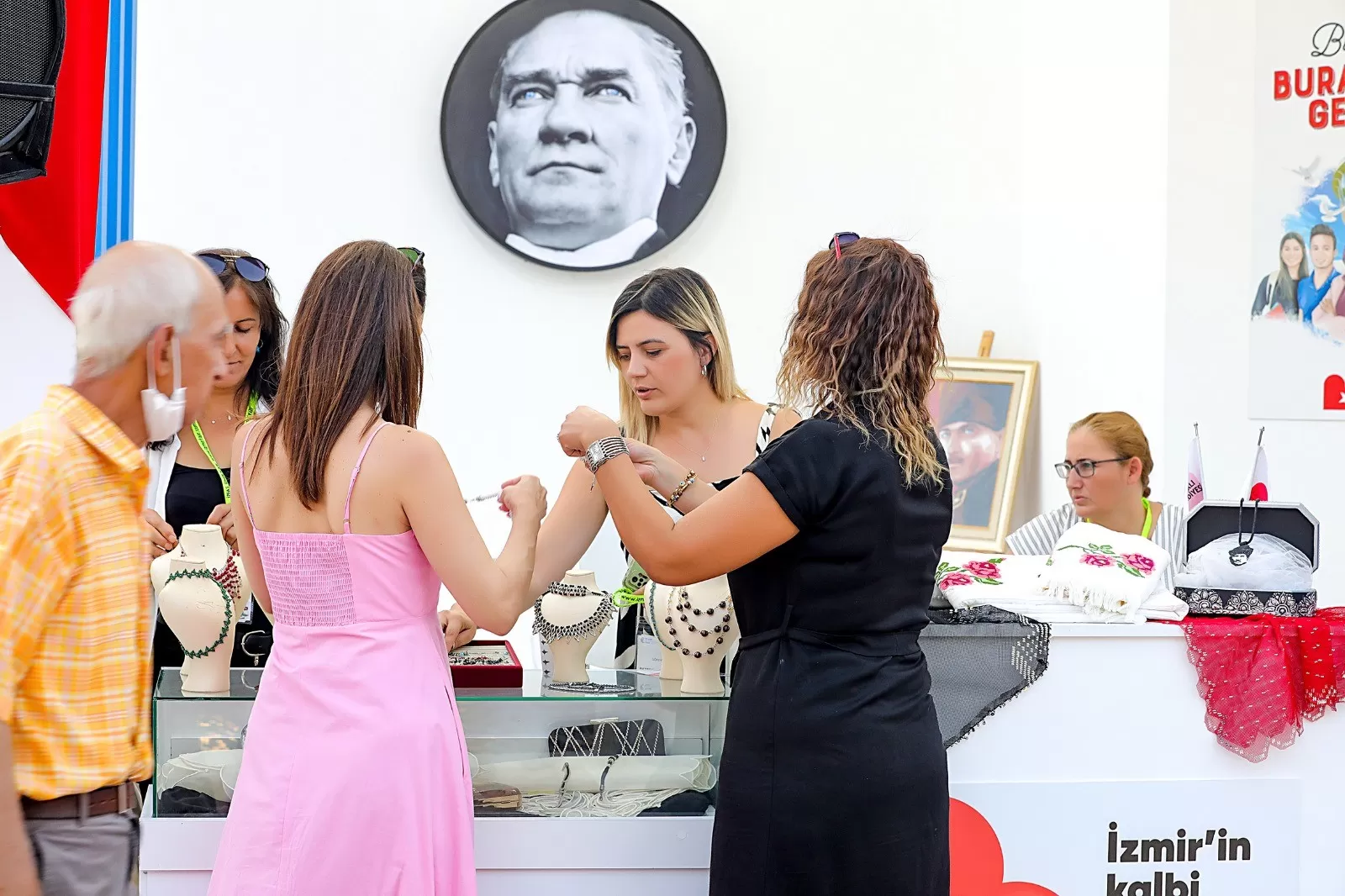 İzmir Enternasyonal Fuarı'na katılan Bayraklı Belediyesi, modern standı ve projeleriyle dikkat çekti.