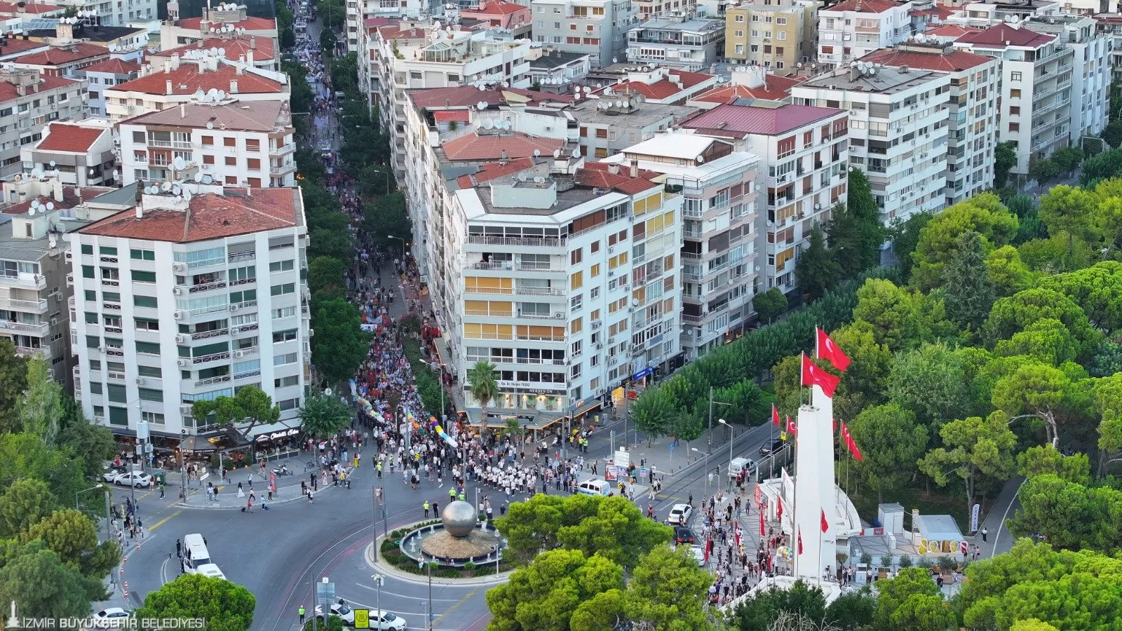 Bu yıl “gençlik” temasıyla düzenlenen İzmir Enternasyonal Fuarı öncesinde muhteşem bir kortej düzenlendi.