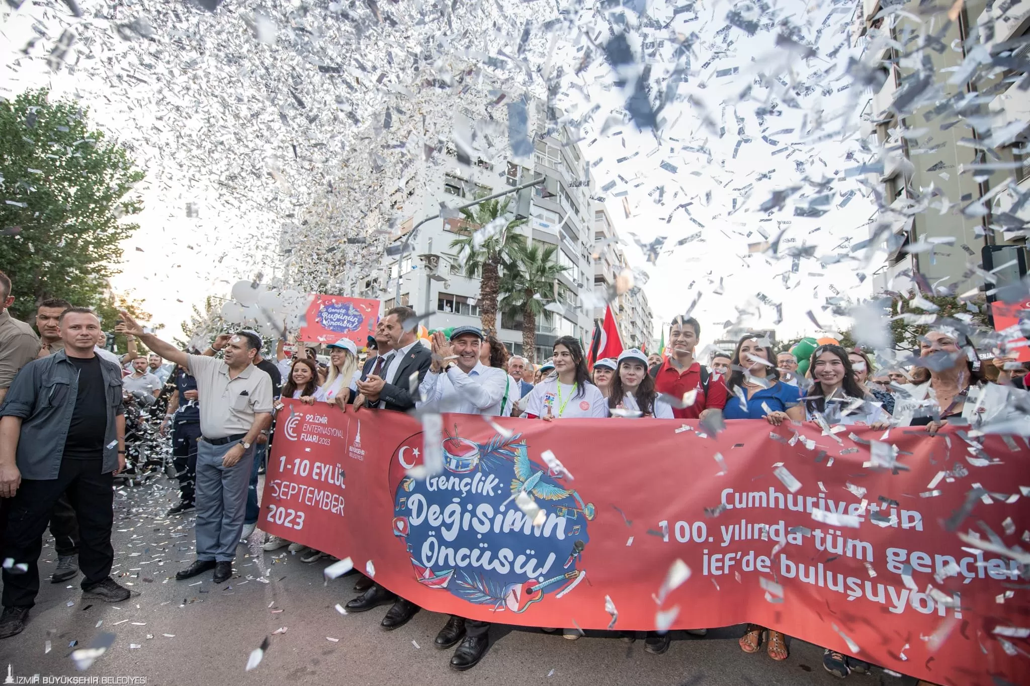 Bu yıl “gençlik” temasıyla düzenlenen İzmir Enternasyonal Fuarı öncesinde muhteşem bir kortej düzenlendi.