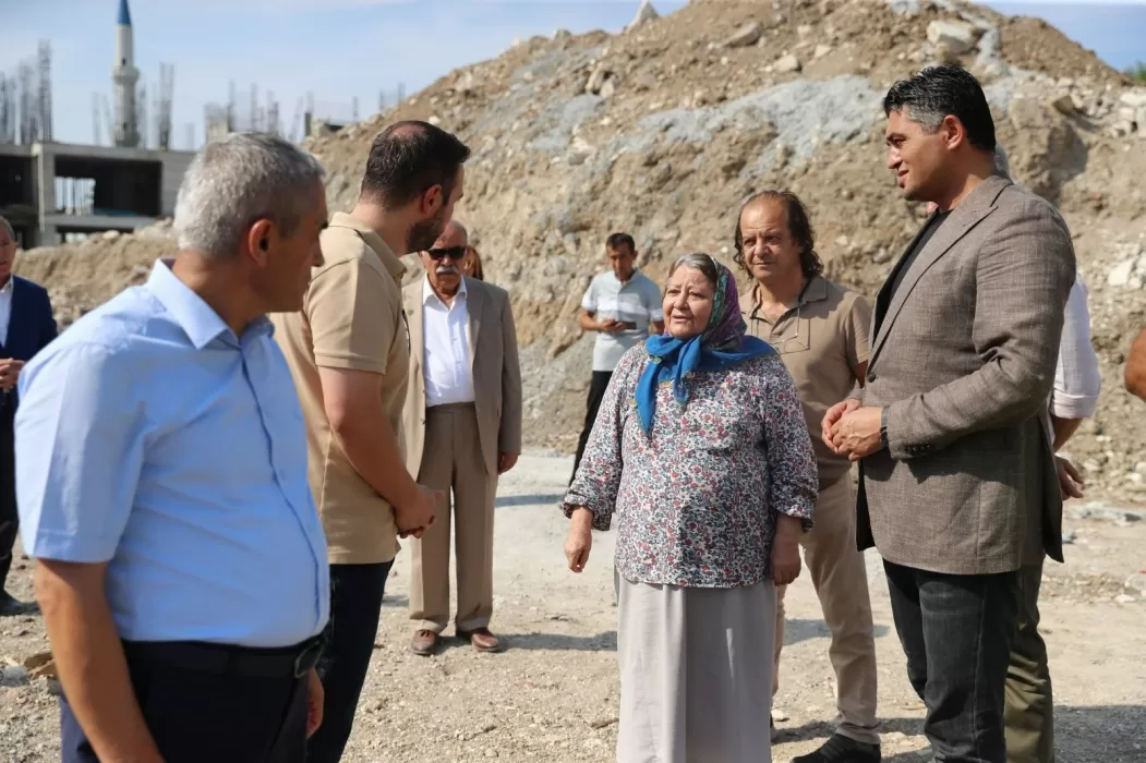 Yenilenerek deprem yönetmeliğine uygun hale getirilmesi amacıyla yıkılan ve geçtiğimiz ay temeli atılan Aliağa Şehit Oğuz Özgür Çevik Anadolu Lisesi’nde çalışmalar tüm hızıyla sürüyor