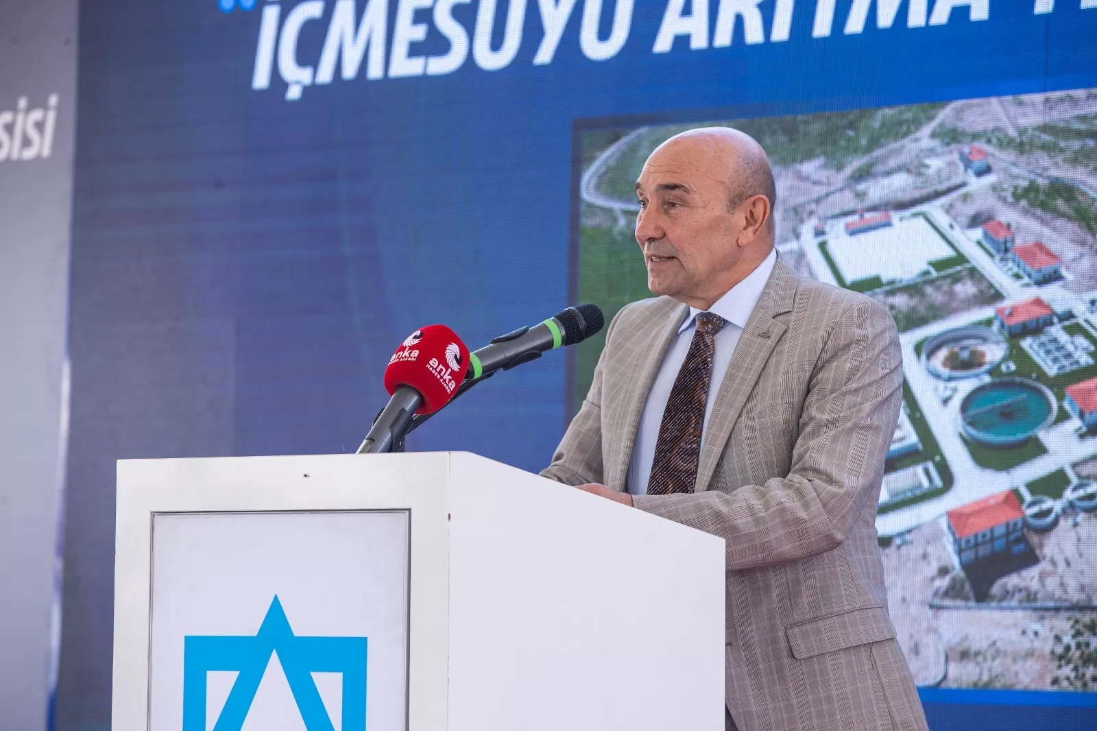 İzmir Büyükşehir Belediye Başkanı Tunç Soyer, 140 milyon liralık yatırımla Foça’da yüz elli bin kişiye içme suyu sağlayacak Musabey İçme Suyu Arıtma Tesisi’ni hizmete aldı.