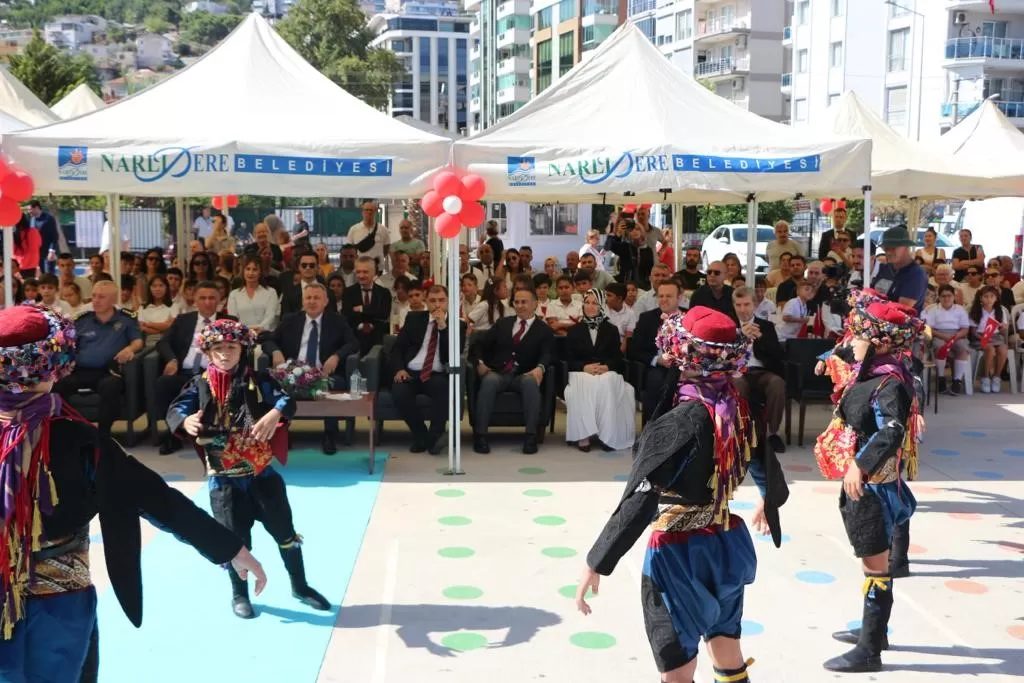 İzmir’de yeni eğitim-öğretim yılı ile beraber 2 bin 715 okulda, 736 bin 186 öğrenci için ders zili çaldı.