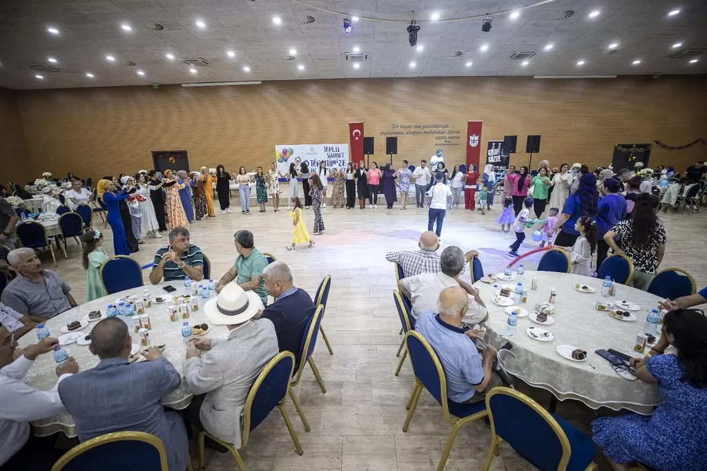 Konak Belediyesi’nin düzenlediği toplu sünnet şöleninde konuşan Başkan Batur, dayanışma vurgusu yaparak, “Belediyeler,  sosyal dayanışmanın en önemli kurumlarından bir tanesi. 