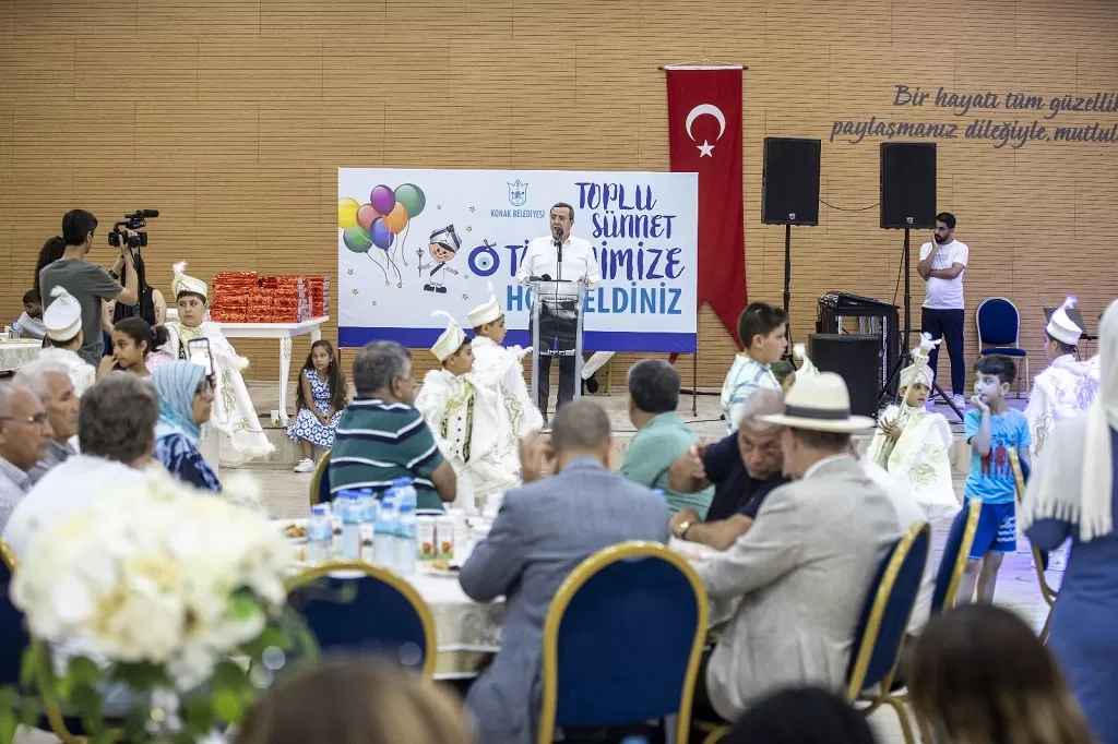 Konak Belediyesi’nin düzenlediği toplu sünnet şöleninde konuşan Başkan Batur, dayanışma vurgusu yaparak, “Belediyeler,  sosyal dayanışmanın en önemli kurumlarından bir tanesi. 