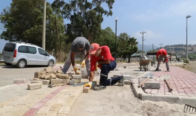 Menderes Belediyesi tarafından Ahmetbeyli kavşak ve sahil bölgesinde düzenleme çalışması gerçekleştirildi.