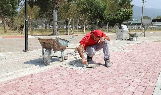 Menderes Belediyesi tarafından Ahmetbeyli kavşak ve sahil bölgesinde düzenleme çalışması gerçekleştirildi.