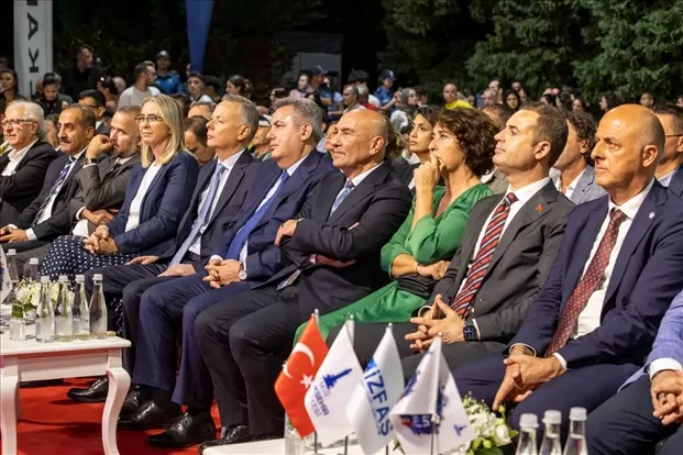 1-10 Eylül tarihleri arasında “Gençlik” temasıyla düzenlenen İEF'nin açılışında gençlere seslenen Başkan Tunç Soyer, “Hiçbir yere gitmenize razı değiliz."