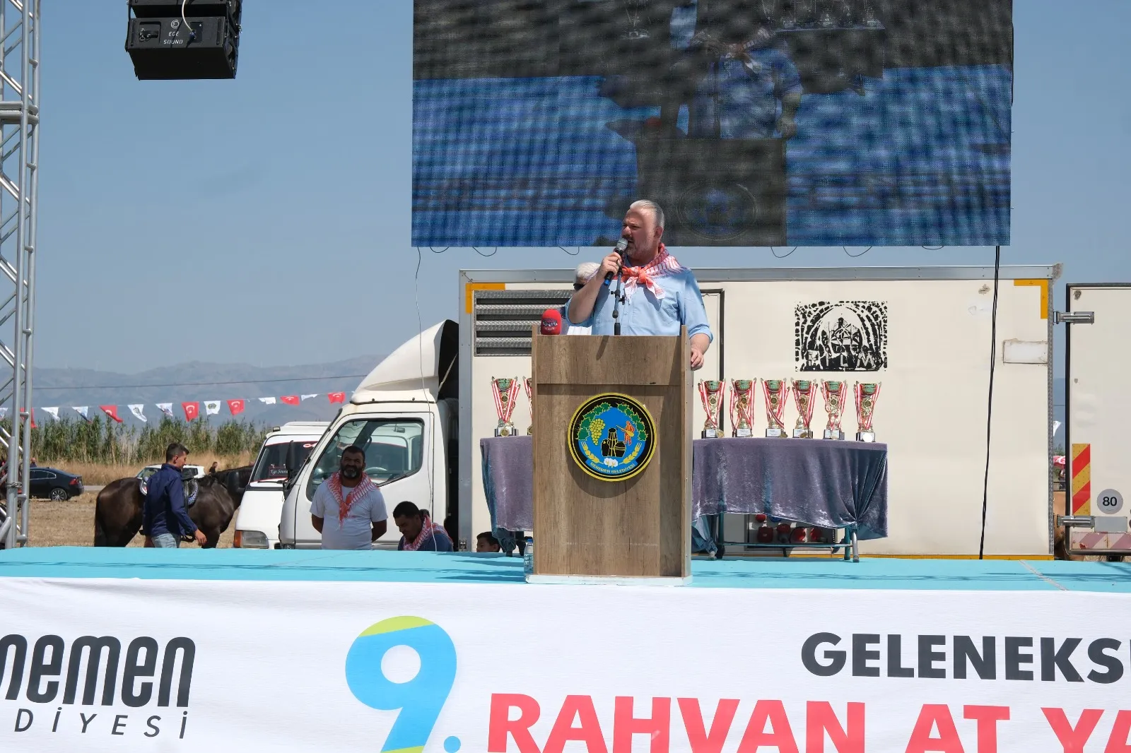 Menemen'de geleneksel rahvan at yarışları 10. kez düzenlenecek. Türkiye'nin dört bir yanından gelen atlar ve biniciler, Seyrek Arena'da kıyasıya mücadele edecek.