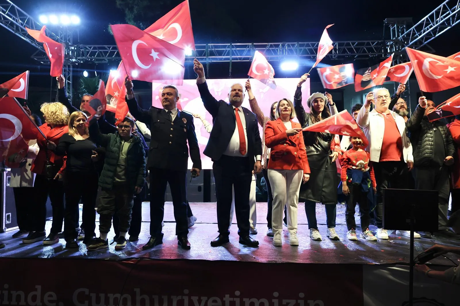 Menemen'de düzenlenen görkemli kutlamalarla Cumhuriyet Bayramı coşkusu yaşandı. Binlerce kişinin katıldığı etkinlikte, vatandaşlar Türk bayraklarıyla meydanları doldurdu.