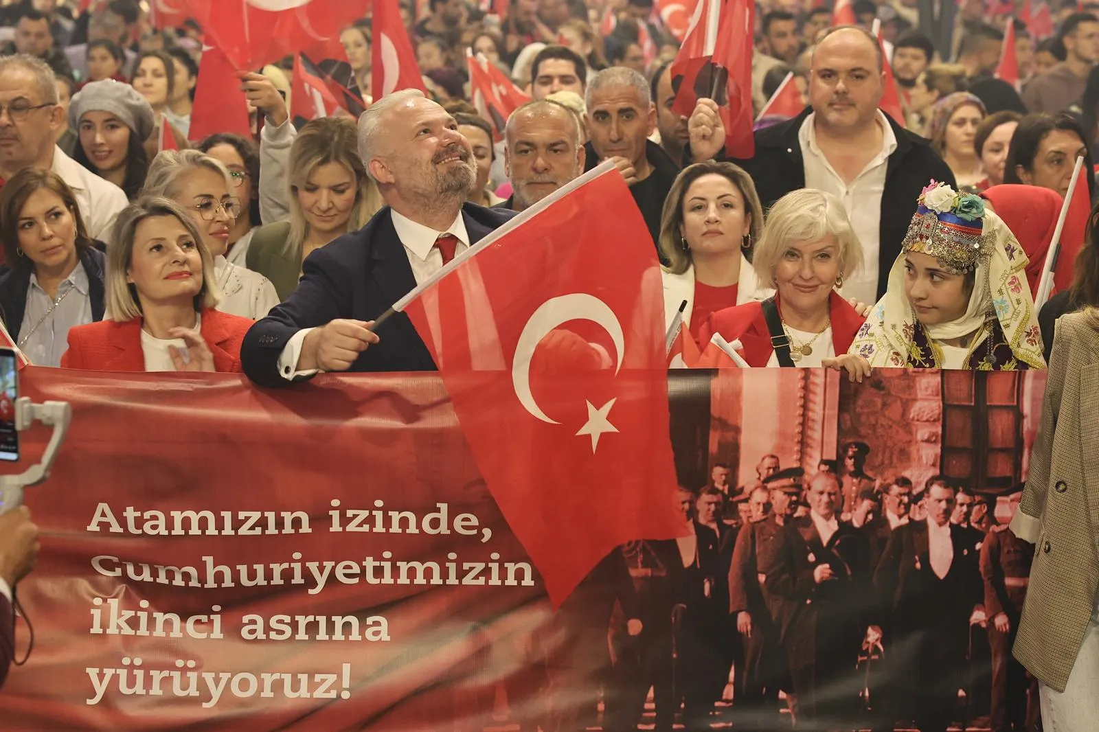 Menemen'de düzenlenen görkemli kutlamalarla Cumhuriyet Bayramı coşkusu yaşandı. Binlerce kişinin katıldığı etkinlikte, vatandaşlar Türk bayraklarıyla meydanları doldurdu.