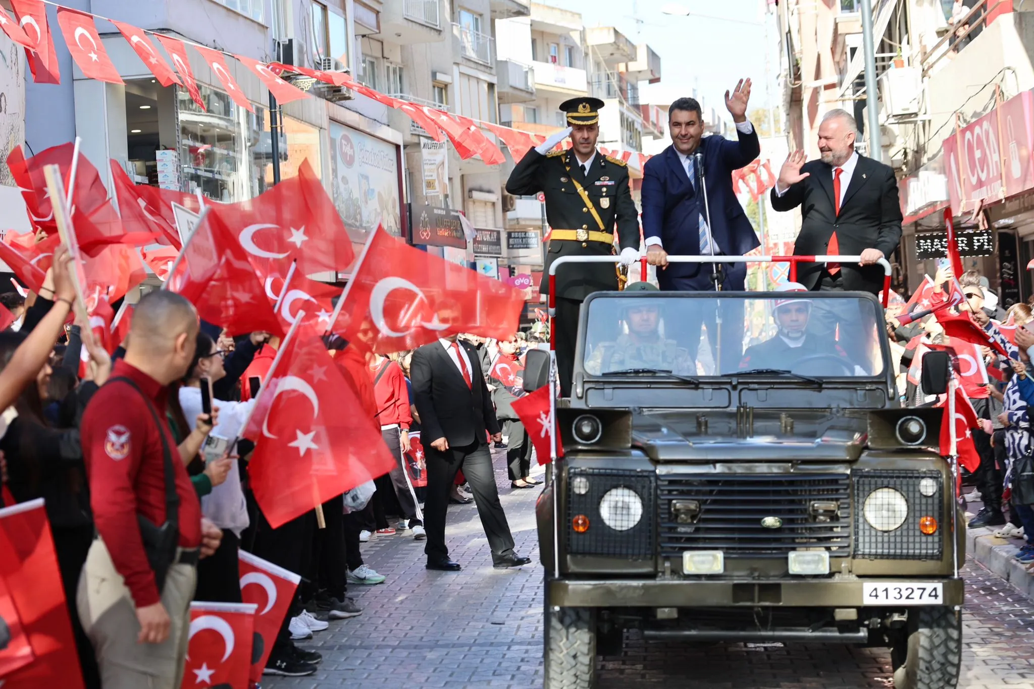 Menemen'de düzenlenen görkemli kutlamalarla Cumhuriyet Bayramı coşkusu yaşandı. Binlerce kişinin katıldığı etkinlikte, vatandaşlar Türk bayraklarıyla meydanları doldurdu.