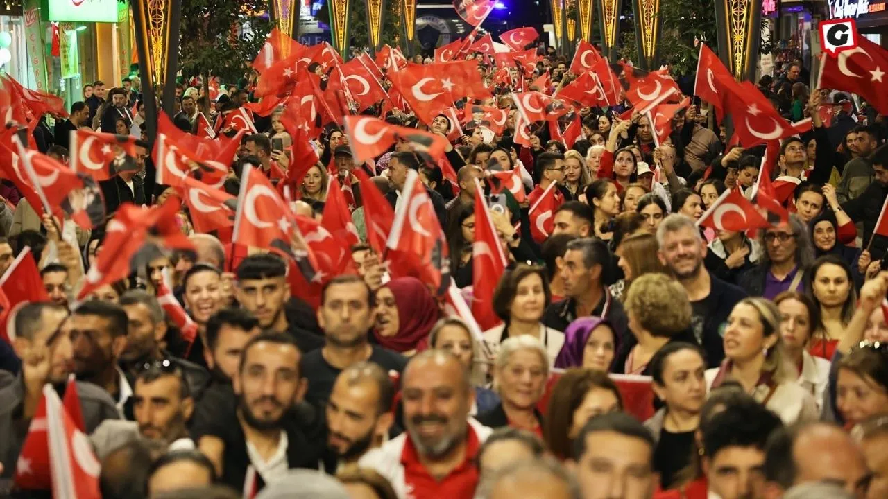 29 Ekim'de Menemen Meydanları Bayraklarla Donandı