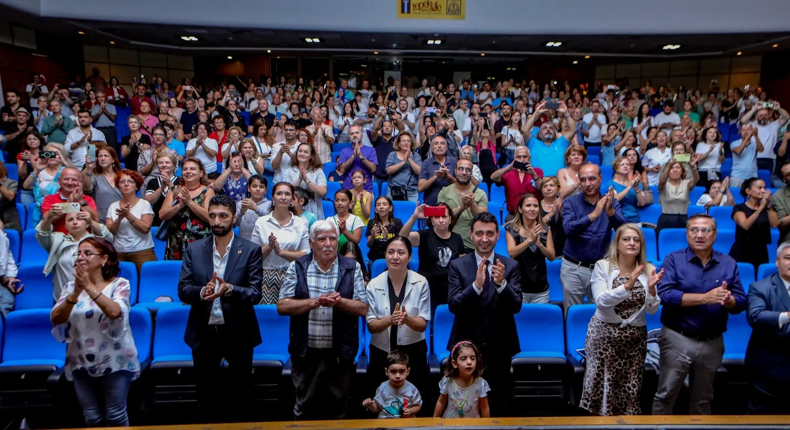 Bayraklı Belediyesi'nin ev sahipliğinde gerçekleştirilen 3. Uluslararası Bayraklı Homeros Edebiyat ve Sanat Festivali, sanat ve edebiyat tutkunlarını bir araya getirerek dolu dolu iki gün geçirdi.