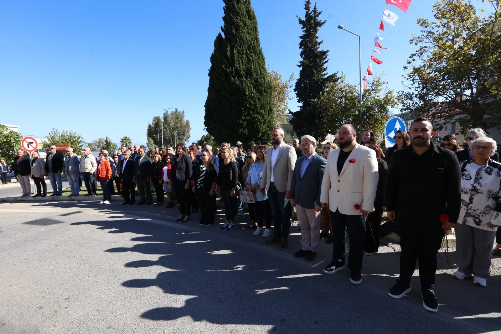 Eski Kültür Bakanı ve akademisyen Prof. Dr. Ahmet Taner Kışlalı, katledilişinin 25. yılında Güzelbahçe’deki büstü önünde anıldı.