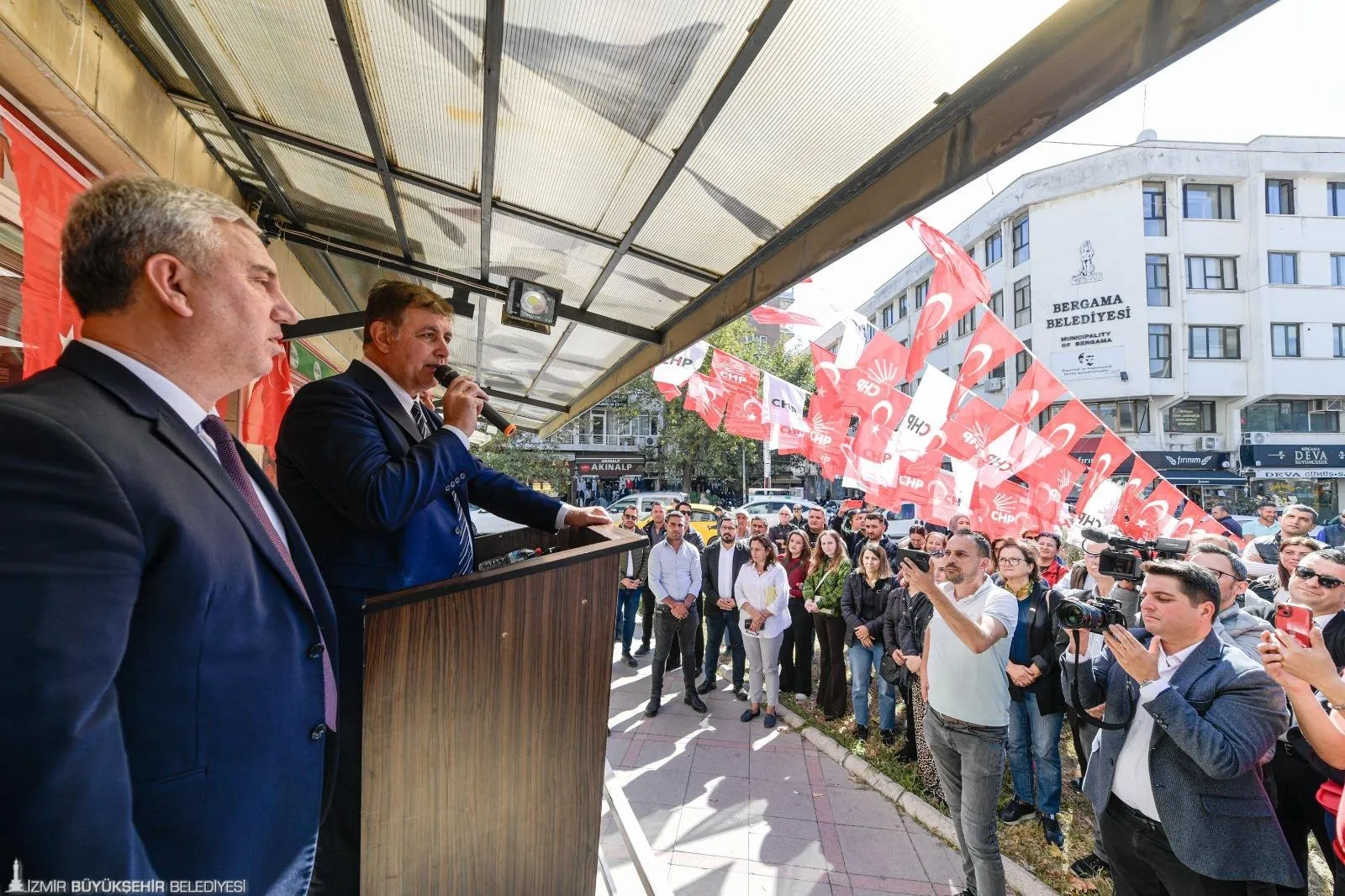 İzmir Büyükşehir Belediye Başkanı Dr. Cemil Tugay, Bergama'da düzenlediği koordinasyon toplantısında ilçenin ihtiyaçlarını değerlendirdi.