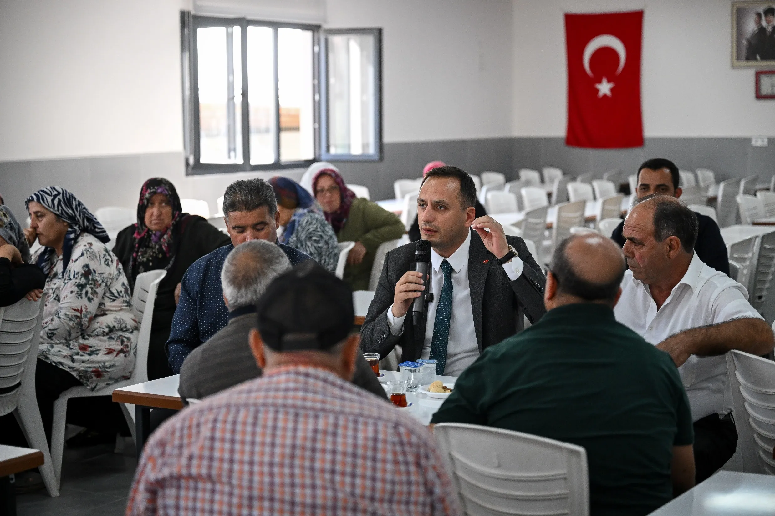 Bornova Belediye Başkanı Ömer Eşki, Naldöken'de düzenlenen mahalle toplantısında vatandaşların sorunlarını dinledi.