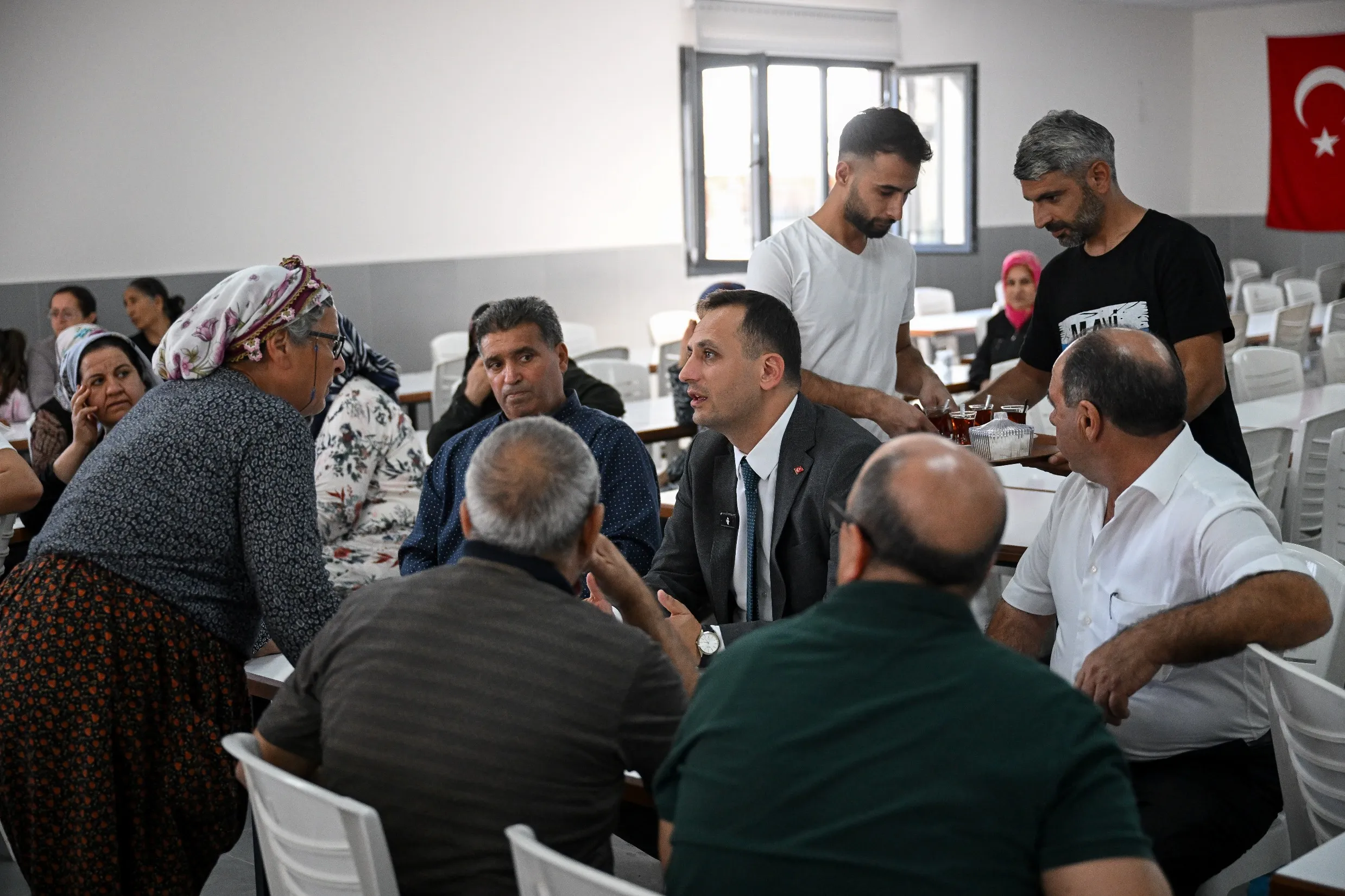 Bornova Belediye Başkanı Ömer Eşki, Naldöken'de düzenlenen mahalle toplantısında vatandaşların sorunlarını dinledi.