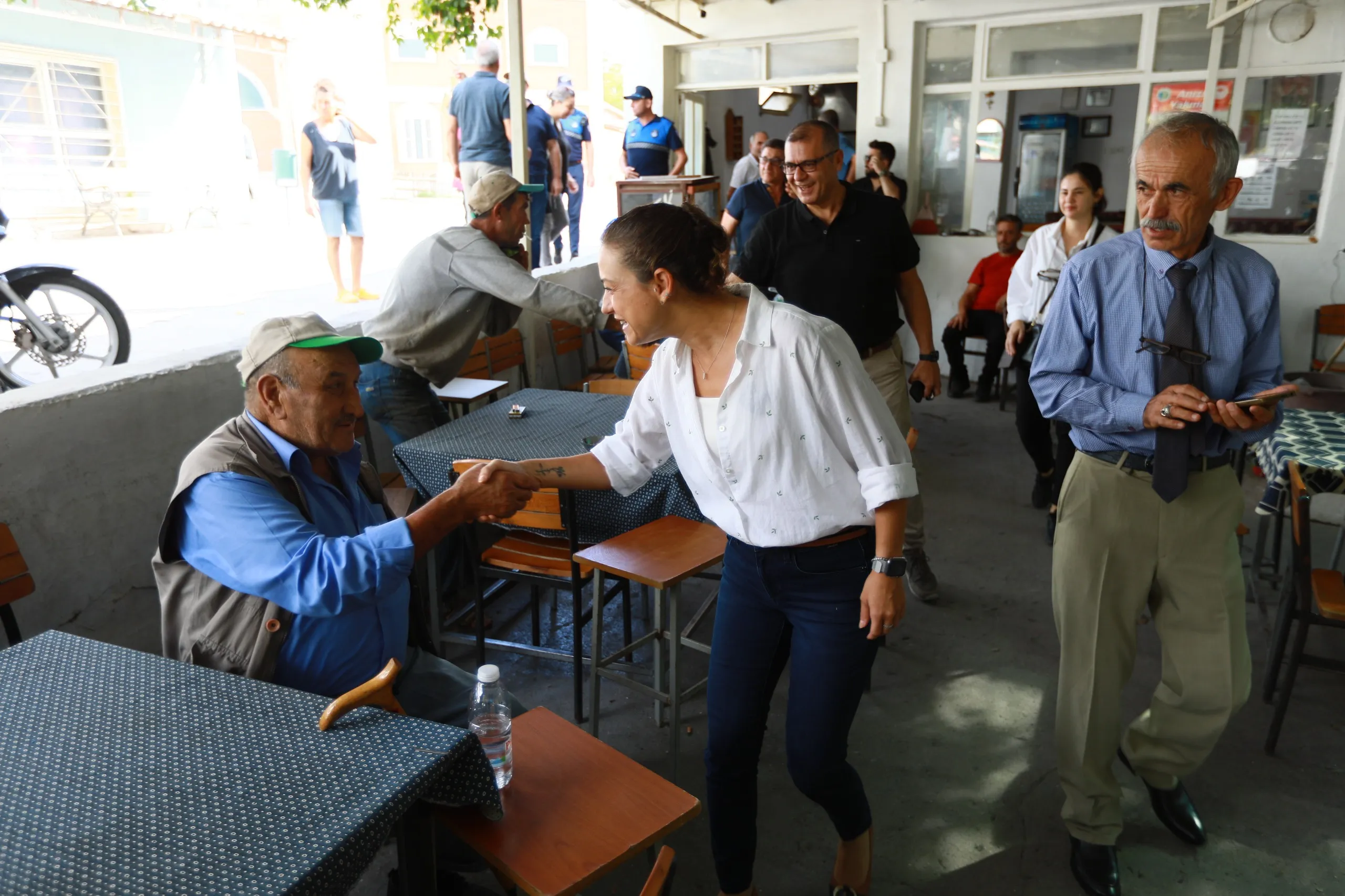 Efes Selçuk Belediye Başkanı Filiz Ceritoğlu Sengel, yeni haftaya Çamlık Mahallesi'nde alan gezisiyle başladı.