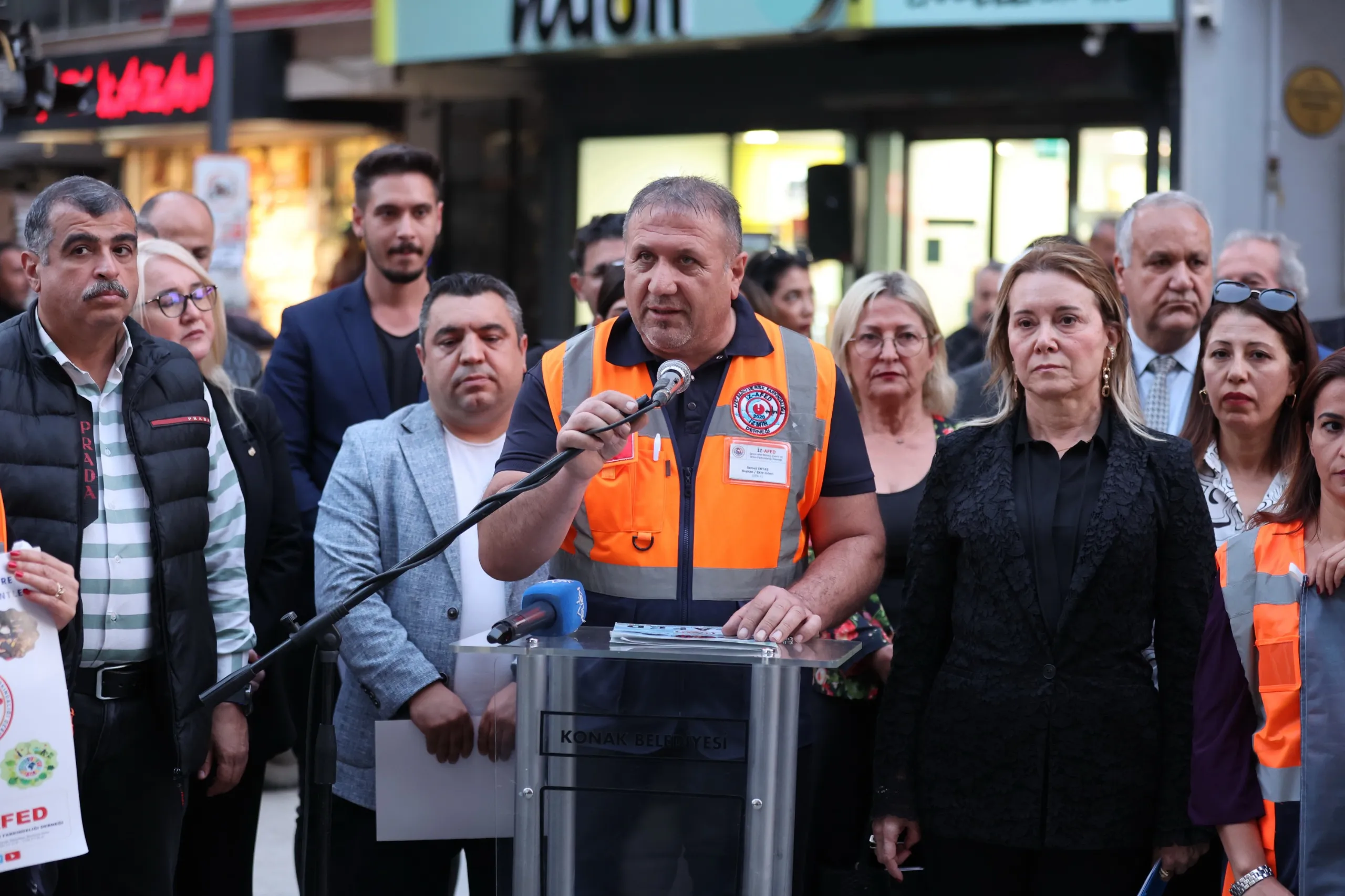 İzmir depreminde hayatını kaybedenler anısına Konak’ta düzenlenen etkinlikte konuşan Başkan Mutlu, afetlere dirençli kentler oluşturmak için bilime dayalı dönüşüm çağrısında bulundu.