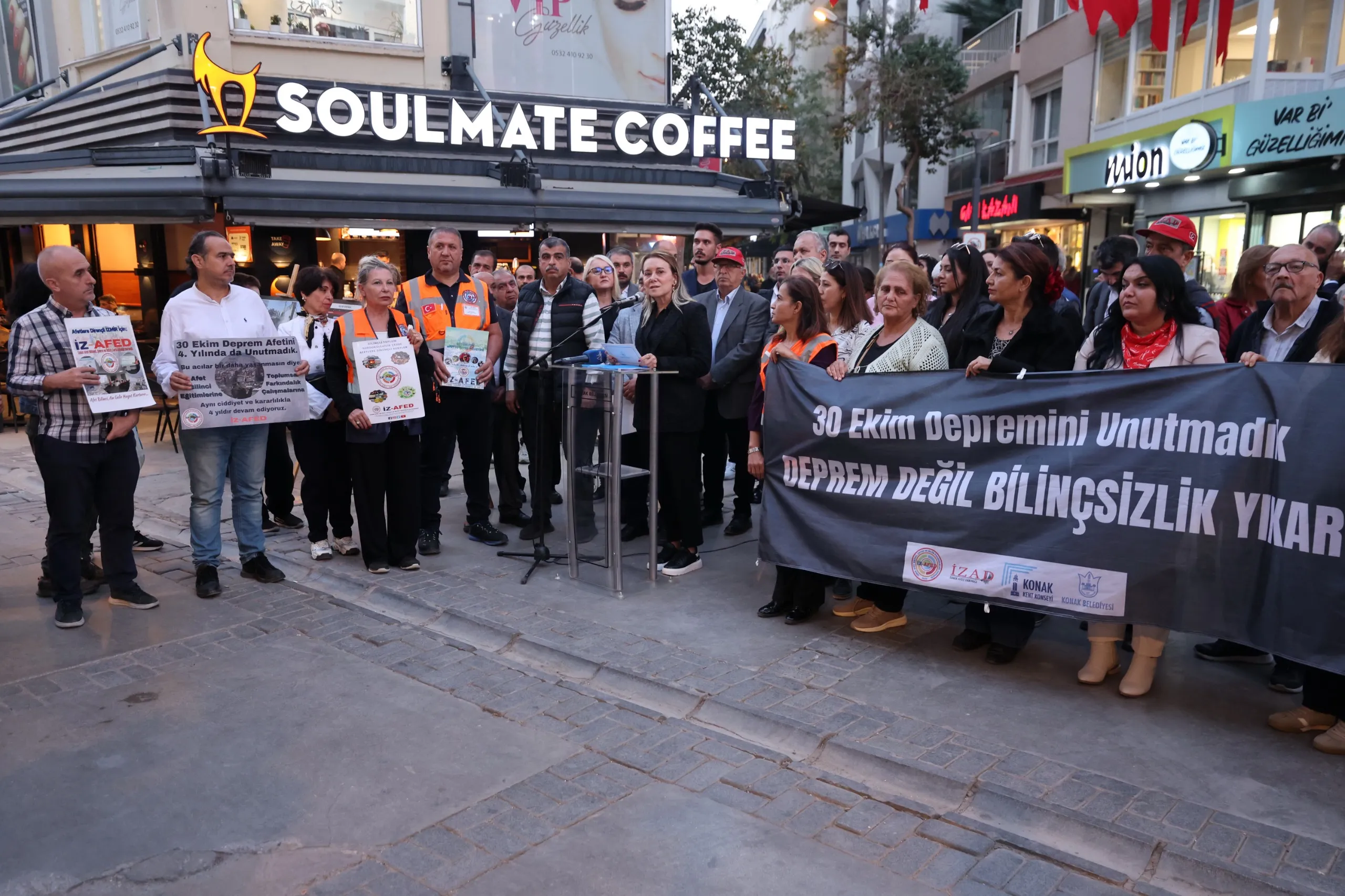 İzmir depreminde hayatını kaybedenler anısına Konak’ta düzenlenen etkinlikte konuşan Başkan Mutlu, afetlere dirençli kentler oluşturmak için bilime dayalı dönüşüm çağrısında bulundu.