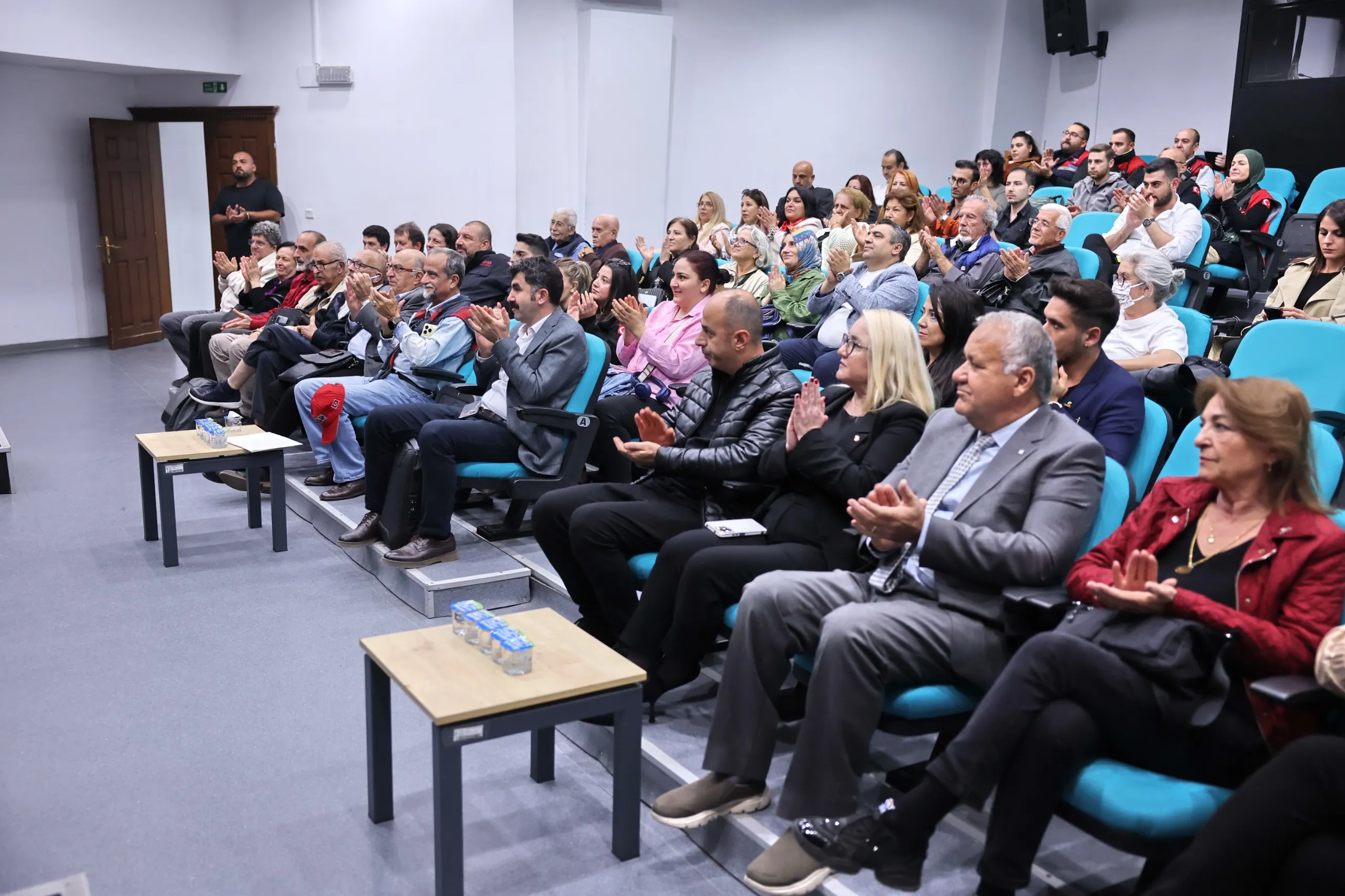 İzmir depreminde hayatını kaybedenler anısına Konak’ta düzenlenen etkinlikte konuşan Başkan Mutlu, afetlere dirençli kentler oluşturmak için bilime dayalı dönüşüm çağrısında bulundu.