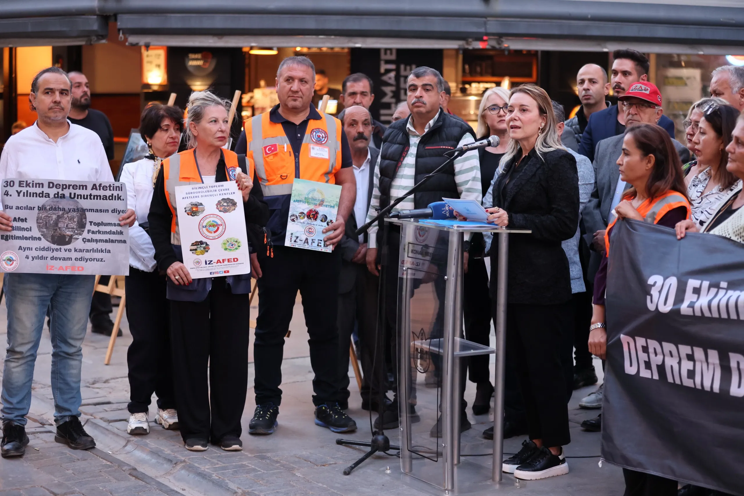 İzmir depreminde hayatını kaybedenler anısına Konak’ta düzenlenen etkinlikte konuşan Başkan Mutlu, afetlere dirençli kentler oluşturmak için bilime dayalı dönüşüm çağrısında bulundu.