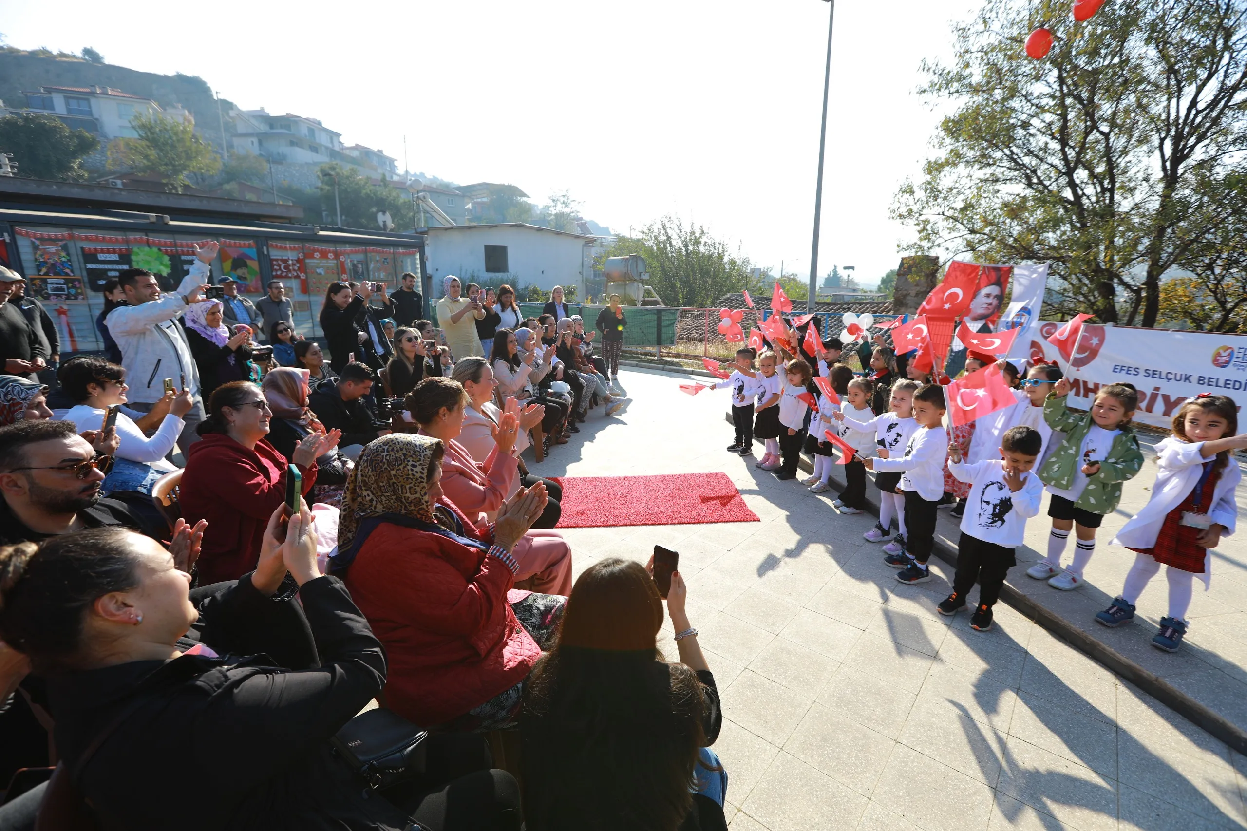 Efes Selçuk'ta 29 Ekim Cumhuriyet Bayramı'nda Başkan Filiz Ceritoğlu Sengel, çocukların eğitimine yönelik projelerin önemine vurgu yaptı ve yeni atölye açılışlarını duyurdu.