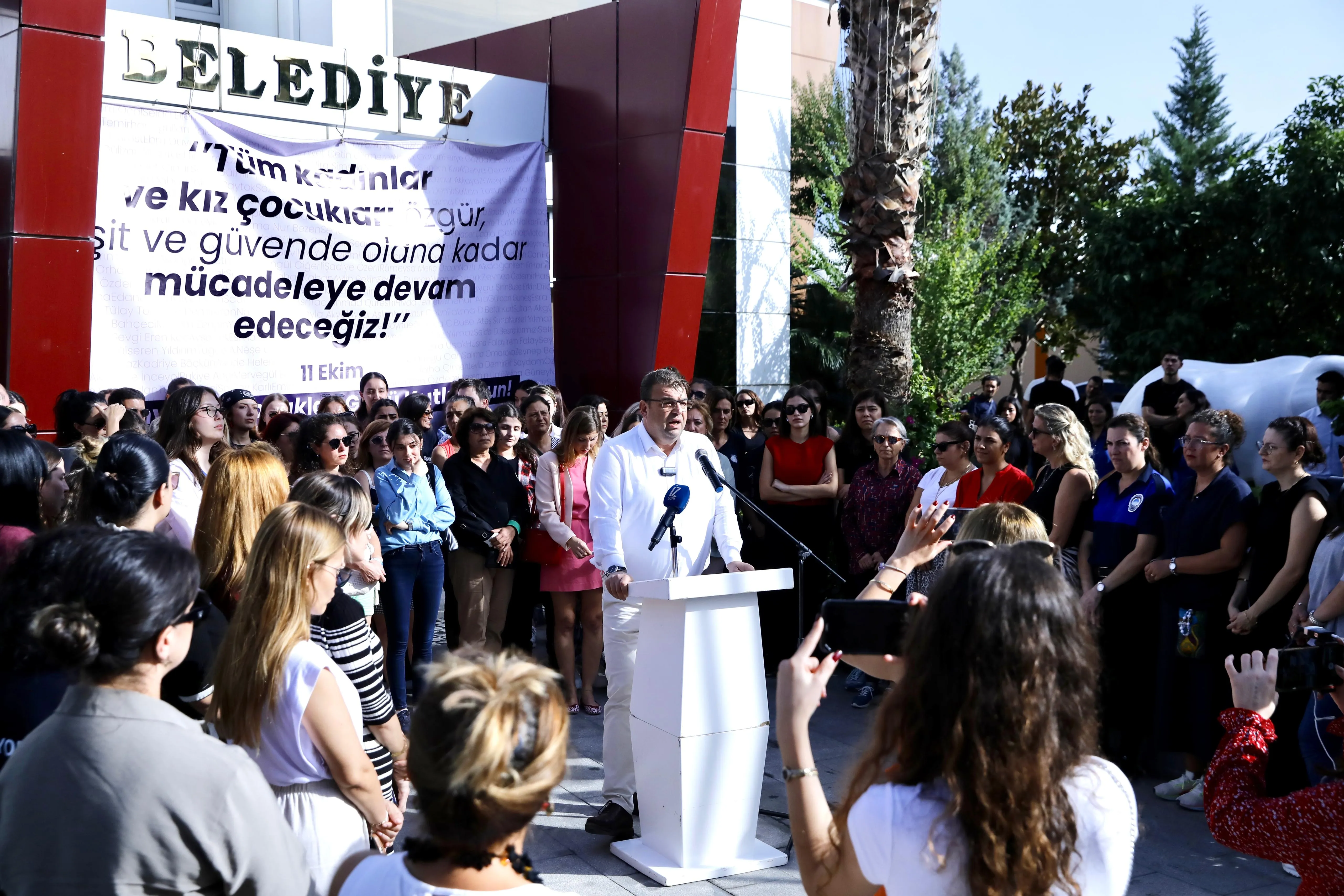 Dünya Kız Çocukları Günü kapsamında belediye önünde yapılan açıklamada, kadınların ve kız çocuklarının hakları ile güvenli bir gelecek için ciddi adımlar atılması gerektiği vurgulandı.