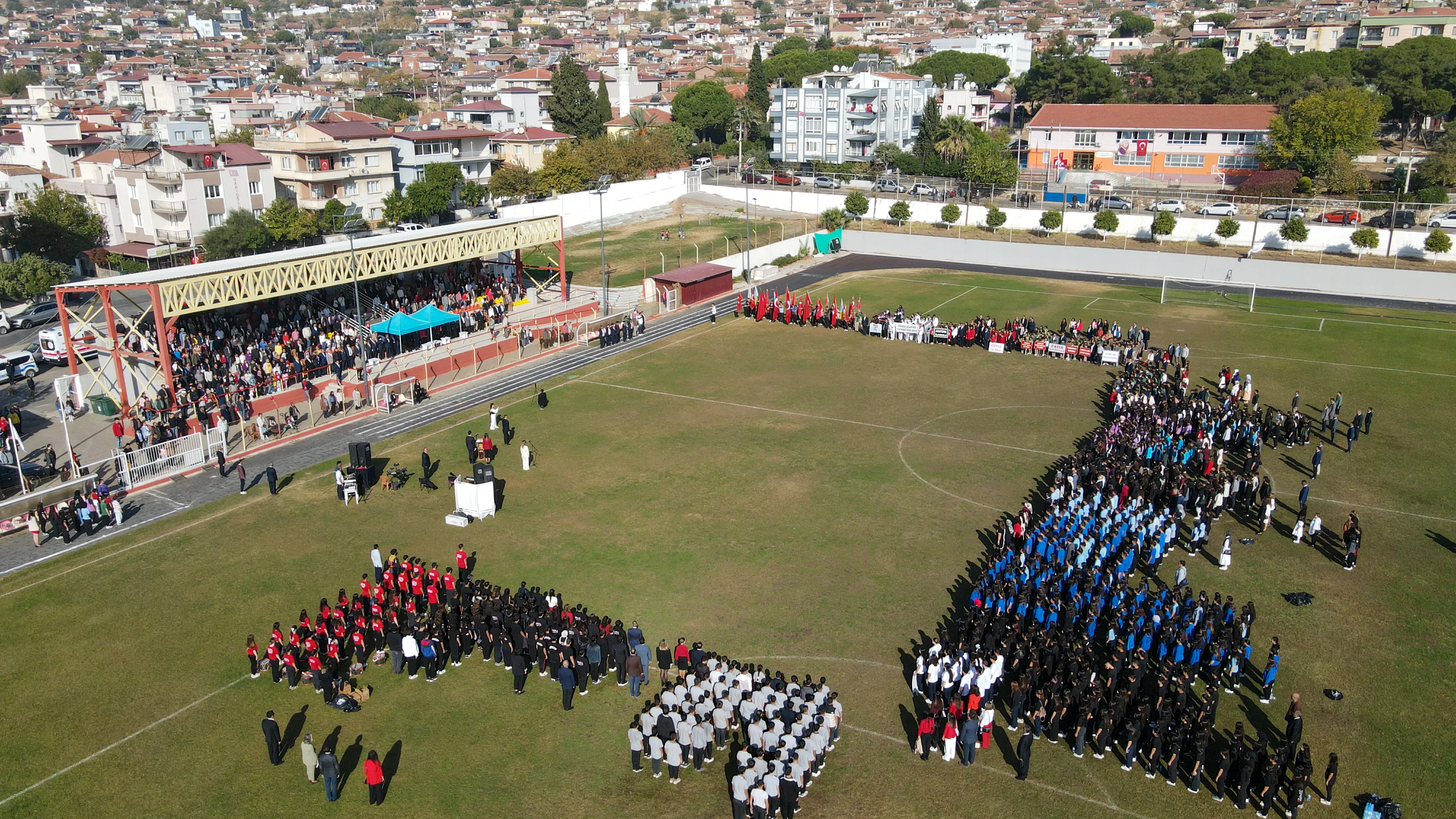 Bayındır, 29 Ekim Cumhuriyet Bayramı'nın 101. yılını, Kaymakamlık'taki tebrik kabulü ve Şehir Stadı'nda düzenlenen törenle kutladı. 