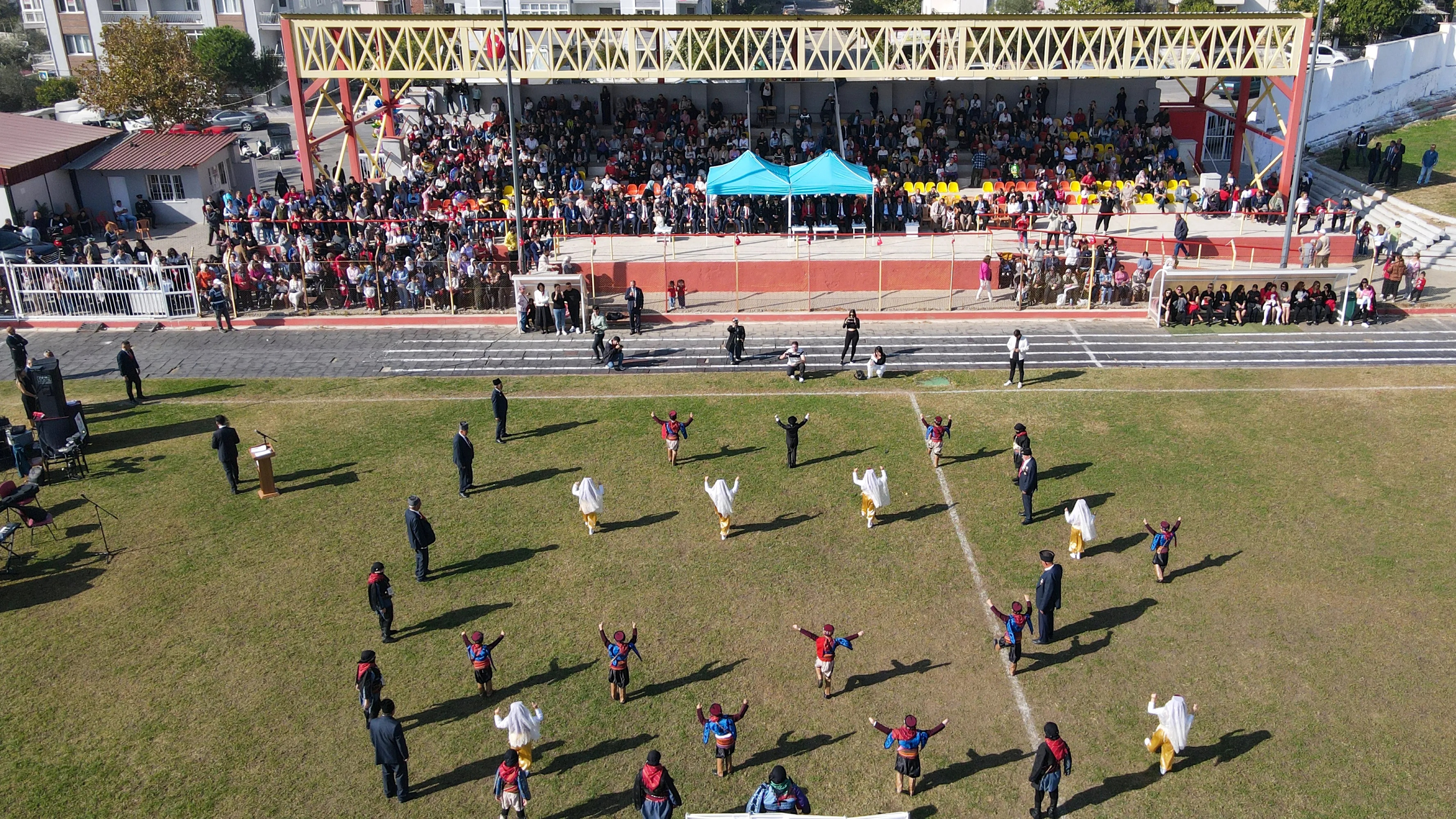 Bayındır, 29 Ekim Cumhuriyet Bayramı'nın 101. yılını, Kaymakamlık'taki tebrik kabulü ve Şehir Stadı'nda düzenlenen törenle kutladı. 