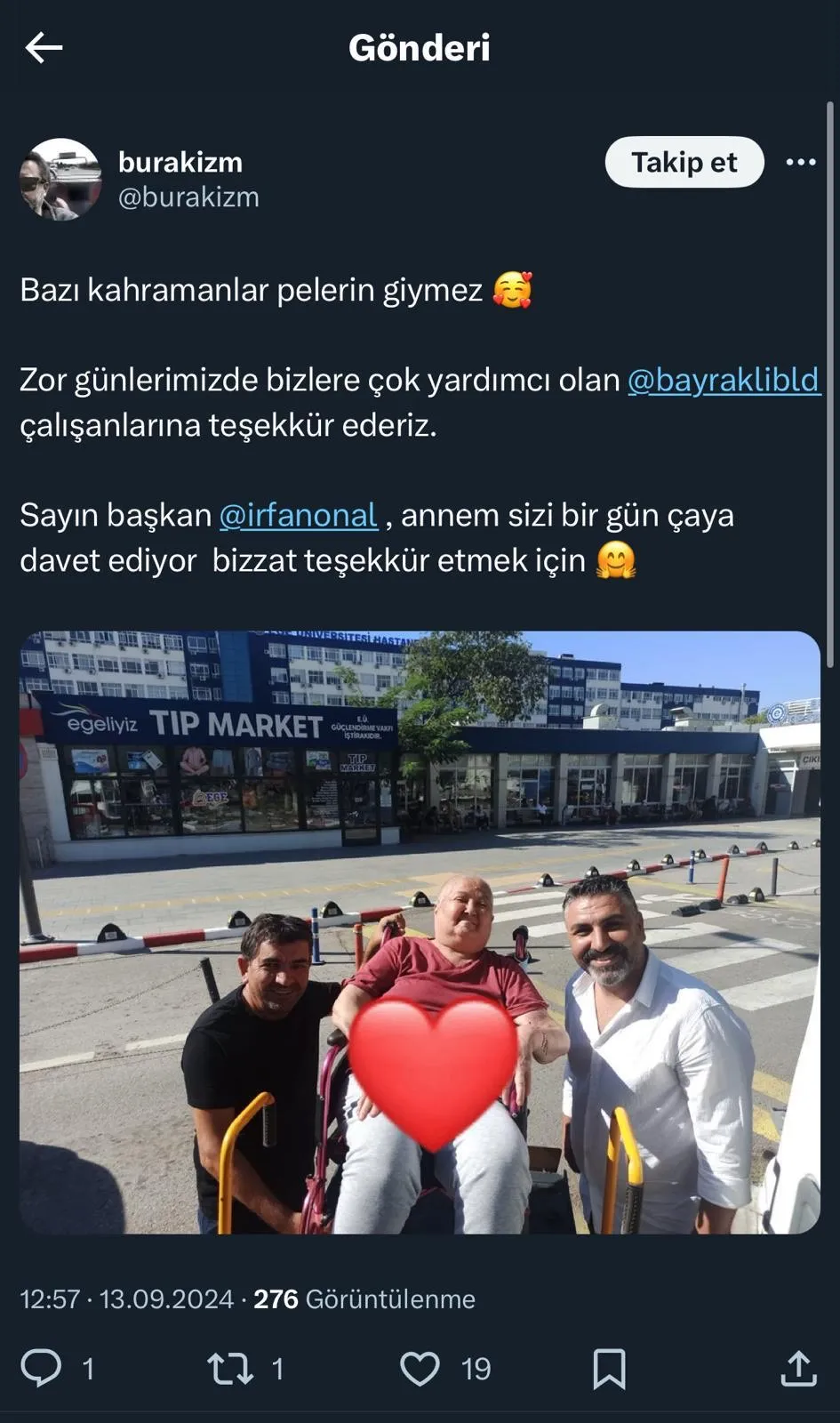 Bayraklı Belediye Başkanı İrfan Önal, hasta nakil hizmetlerine sosyal medyada teşekkür eden ve çay içmeye davet eden Ziynet Atlayan'ı evinde ziyaret etti. 