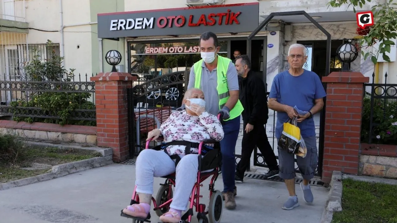 Bayraklı Belediye Başkanı Önal'dan Ziynet Teyzeye Sürpriz Ziyaret