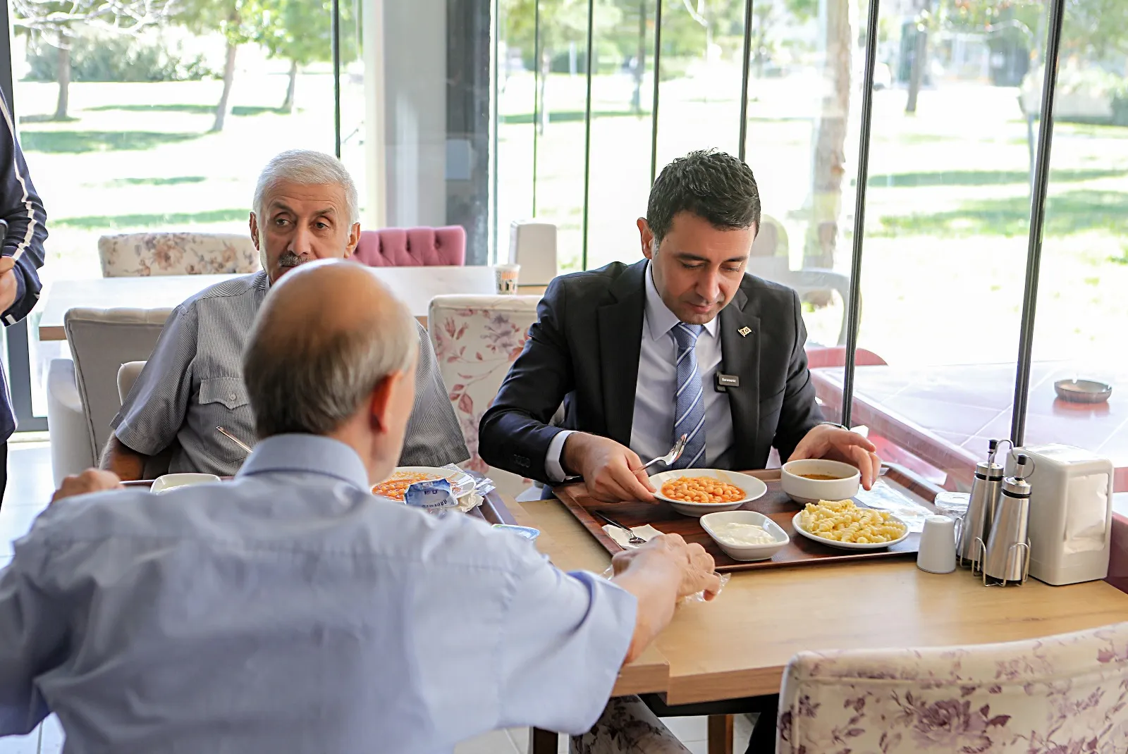 Bayraklı Belediyesi, vatandaşların sağlıklı ve uygun fiyatlı yemeklere erişimini artırmak amacıyla Cengizhan Mahallesi'nde üçüncü kent lokantasını açtı.